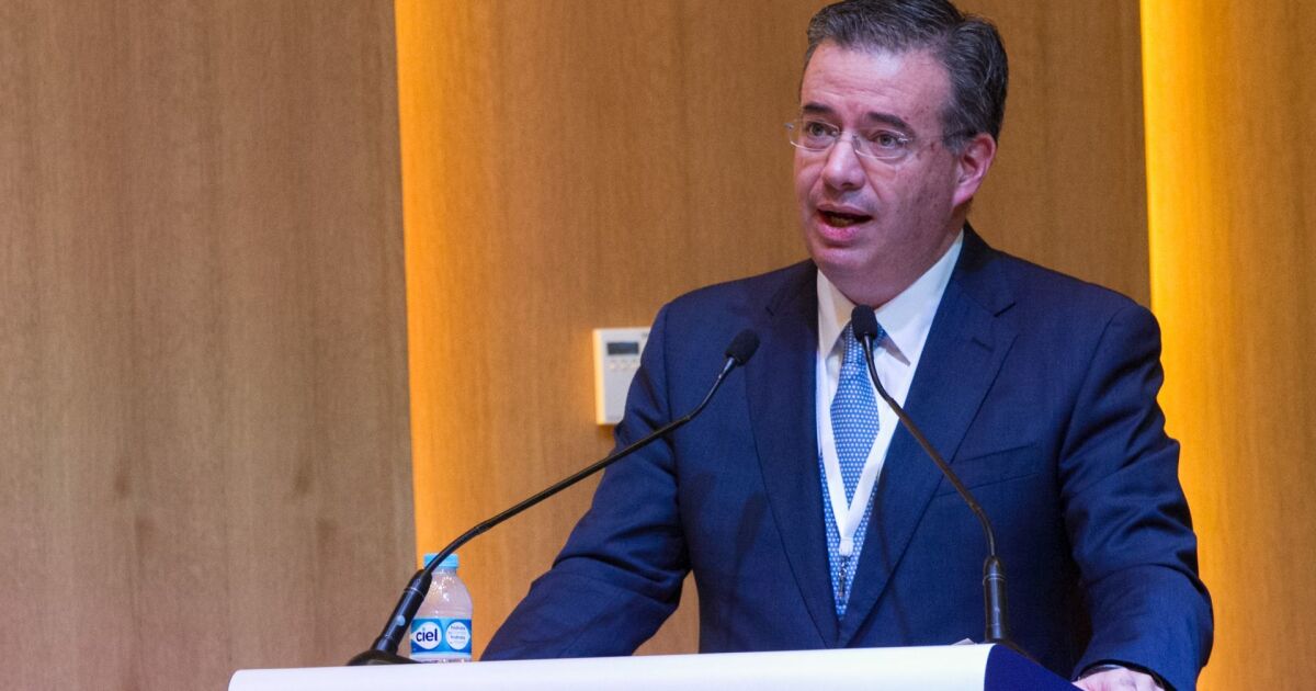 CIUDAD DE MÉXICO, 28NOVIEMBRE2017.- Alejandro Diaz de Leon fue designado por el Presidente de Mexico Enrique Peña Nieto para ser el nuevo gobernador del Banco de Mexico, tras la salida de Agustin Carstens, quien dejara el cargo para dirigir el Banco de Pagos Internacional (BPI) en Basilea, Suiza. Diaz de Leon estara a cargo durante sesis años, como lo estipula el articulo 28 de la Constitucion. En la imagen el antes sub gobernador de Banxico en un foro el 15 de junio de 2017. FOTO: MOISÉS PABLO /ARCHIVO/CUARTOSCURO.COM