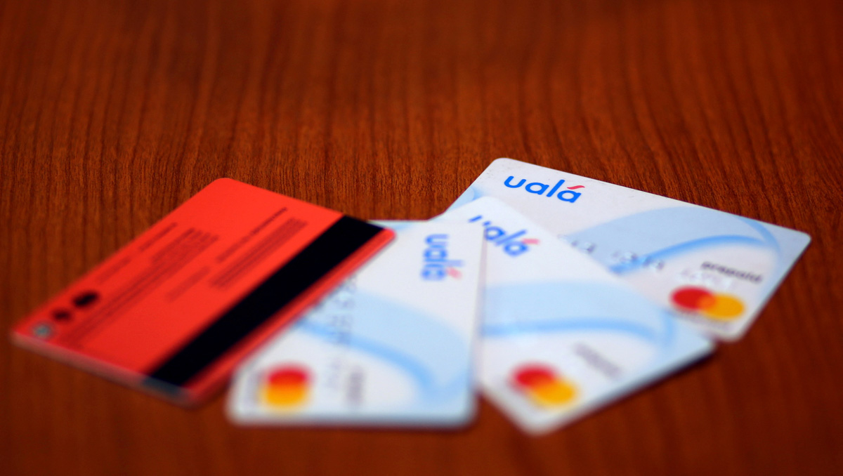 CDATA[
Hacer que nuestro dinero crezca mientras se encuentra en nuestra cuenta bancaria es el sueño de muchas personas. Ualá , la fintech que ofrece su servicio a través de una aplicación móvil, brinda rendimientos superiores a los de instituciones digitales como Nu y Mercado Pago . Para octubre de 2025, esta empresa ofrece hasta un 16% de rendimiento bajo ciertas condiciones, consolidándose como la opción más competitiva del mercado en términos de rendimientos.
![