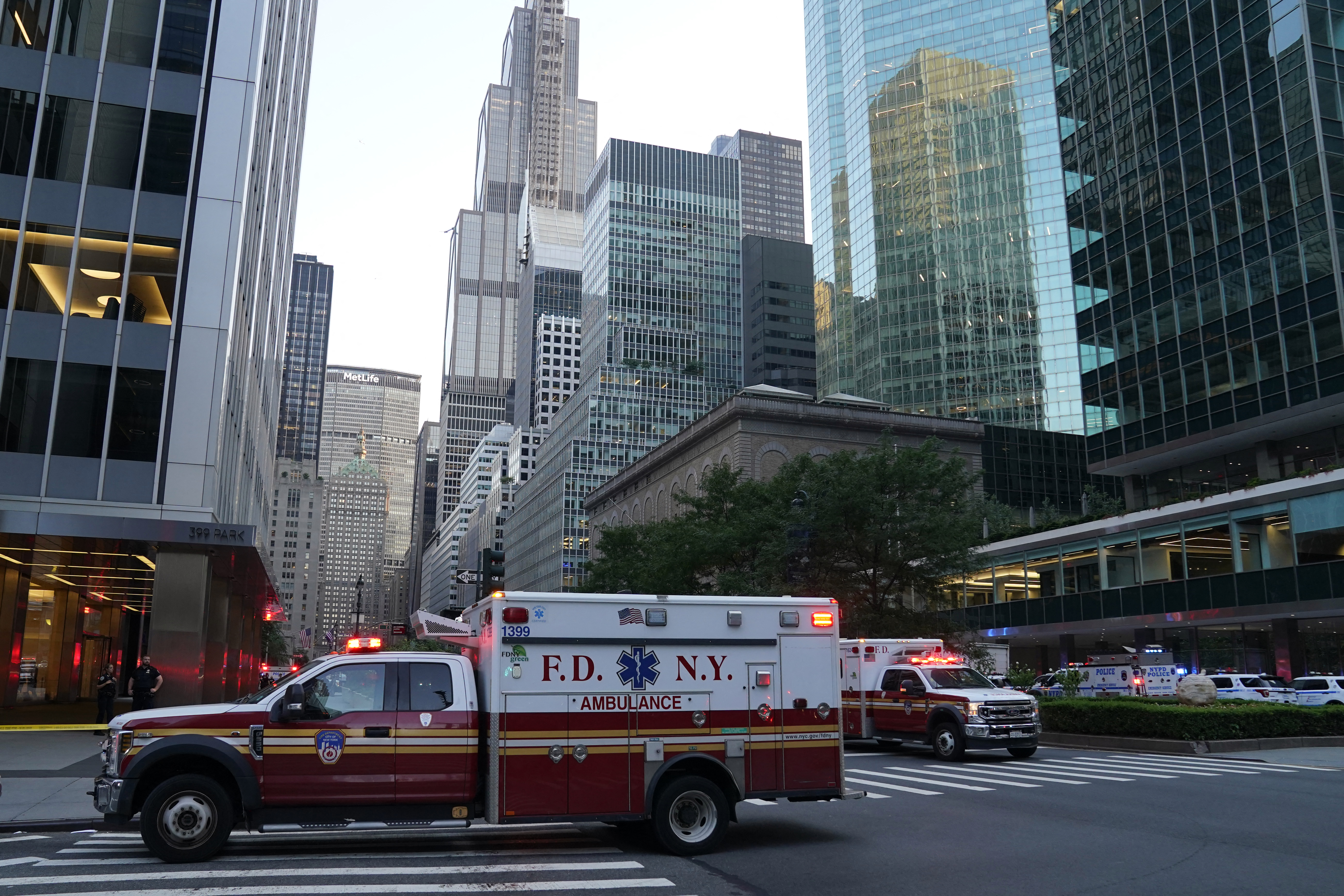 CDATA[
Un hombre con problemas mentales asesinó a balazos a cuatro personas, incluido un policía, el lunes en un rascacielos del centro de Nueva York , informaron las autoridades que reportaron que aparentemente el atacante se suicidó.
![