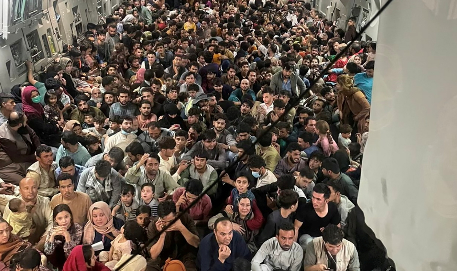 Conmueve imagen con 640 afganos amontonados en un avión para escapar de Kabul - Vimarsana News
