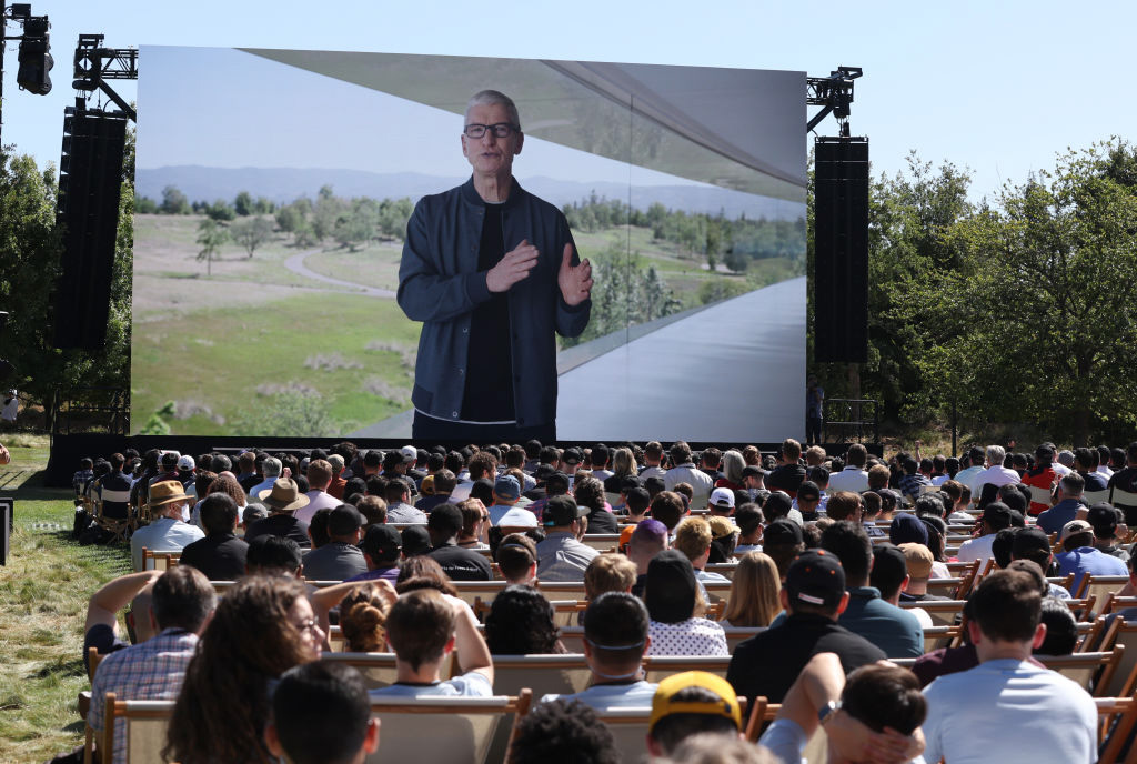 CDATA[
Cupertino, California. Anteriormente, el WWDC -el evento de desarrolladores de Apple- se llevaba a cabo en el centro de convenciones de San José, California pero ahora la empresa decidió abrir las puertas de su casa a este grupo de personas tan importante para su ecosistema. Además, presentó su actualización al sistema operativo: iOS 16 .
iOS 16: inteligencia, comunicación y herramientas de personalización El mayor cambio es en la pantalla bloqueada, pues ya existe la posibilidad de personalizarla desde los colores, así como la fuente o agregar widgets como el calendario, la temperatura, los anillos de actividad vinculados al Apple Watch. En el fondo, se puede elegir que este cambie durante el día eligiendo una serie de fotos. La experiencia de personalización se asemeja a la de las carátulas del Apple Watch, para quienes tienen uno. Apple también repensó cómo aparecen las notificaciones en la pantalla bloqueada, ahora apareciendo desde abajo.
La herramienta Actividades en vivo muestra notificaciones que ocurren en este momento como el tiempo que falta para que un Uber pase por ti o el resultado de un partido que ocurre en este momento. Otra novedad, es contar con diferentes pantallas bloqueadas enlazadas al tipo de “enfoque” deseado. Este tipo de “enfoque” también se relaciona con otras aplicaciones como el calendario o incluso el navegador Safari, es decir, que si quieres solo tener notificaciones o información de trabajo solo tienes que elegirlo y te aparecerá solo esa información. En cuanto a mensajes, ahora es posible editarlos aún después de mandarlos, deshacer el envío o marcar aquellos que tienes pendientes de responder e incluso utilizar la función de Share Play dentro de ellos. Nuevas funciones de dictado en donde el teclado se mantiene abierto para poder usar la voz o el tacto y con solo hablar poder dictar lo que se quiere escribir. La función también revisa la puntuación mientras se está dictando.
![