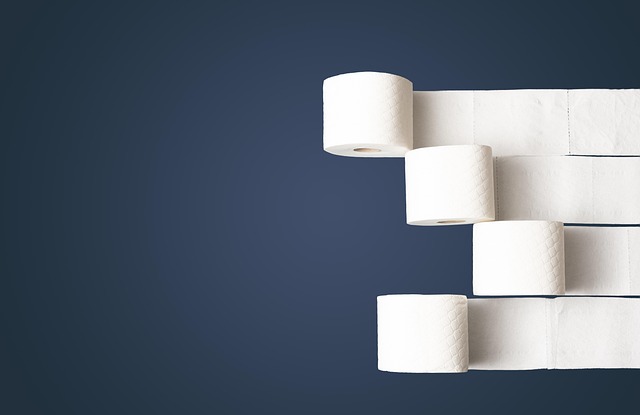 CDATA[
No es un chiste ni un meme de internet: las personas ricas realmente gastan menos en papel higiénico . Así lo confirma un estudio económico que, en el fondo, tiene toda la lógica del mundo. Investigadores de la Escuela de Negocios Ross, de la Universidad de Michigan — Mike Palazzolo y Yesim Orhun — analizaron durante siete años los hábitos de consumo de 100 mil hogares en Estados Unidos. Su conclusión fue clara: quienes tienen más recursos económicos tienden a gastar menos , en promedio, en productos de uso básico como el papel higiénico.
![
