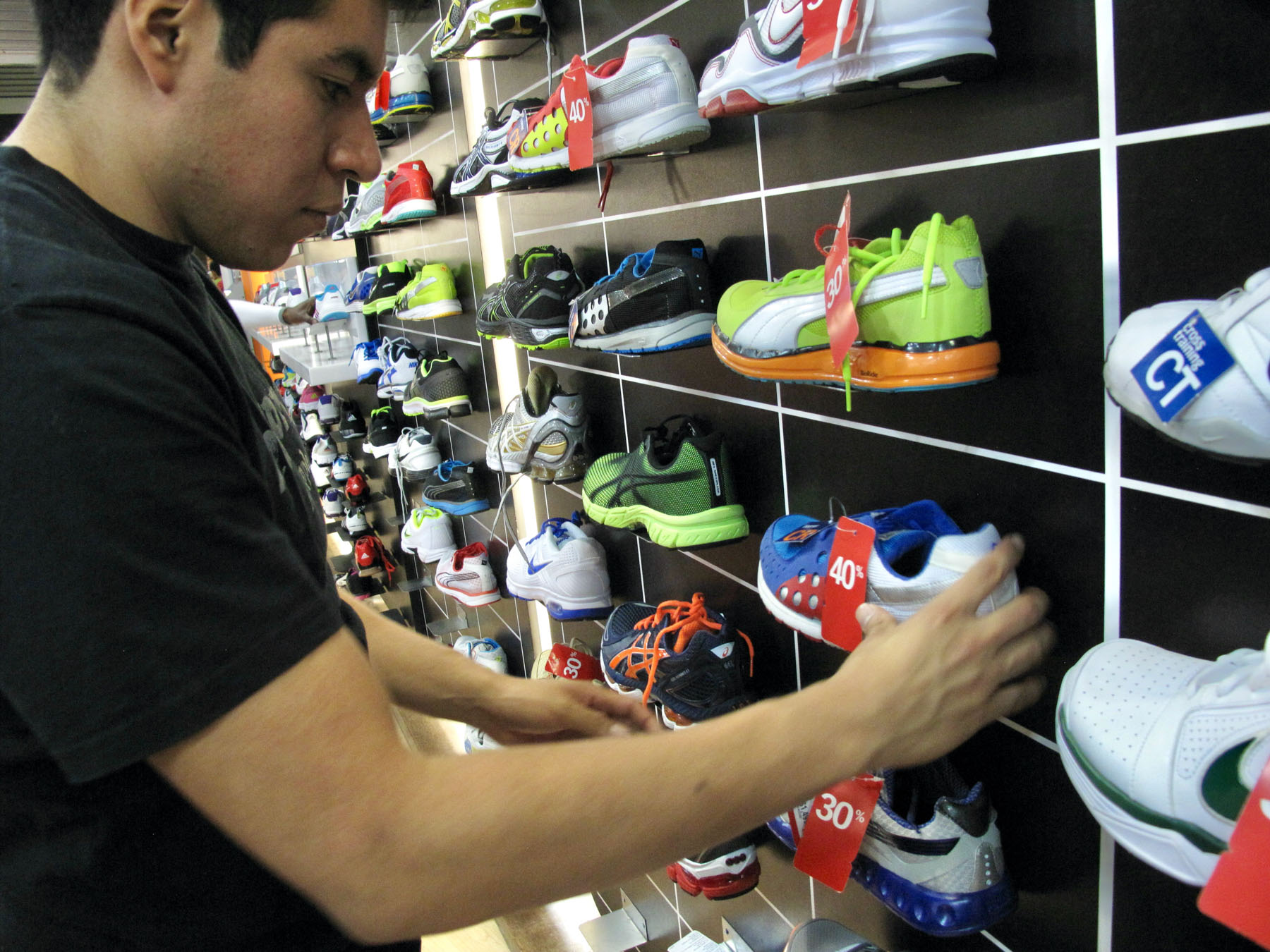 CDATA[
Con el cierre del año, miles de tiendas y comercios preparan descuentos y ofertas especiales para el Black Frida y, un evento de consumo anual donde las familias aprovechan para comprar los regalos de Navidad o más productos necesarios. A continuación te compartimos los detalles de su edición en 2025 .
¿Cuándo es el Black Friday en 2025? Recomendaciones para el Viernes Negro
¿Es necesario lo que vas a comprar? Evalúa si tu compra es necesaria para evitar gastar de más. Puedes hacer una lista de lo que quieres comprar antes del evento, y establece prioridades. Procura adquirir bienes duraderos.
Establece un presupuesto según tu capacidad de pago y respétalo al comprar. Procura no excederte de tu límite.
Revisa los precios antes del evento para saber si realmente te conviene comprar en el Black Friday o si puedes esperar. Incluso para corroborar que existan descuentos reales que te beneficien.
Compara precios, ofertas y promociones
entre diferentes establecimientos para elegir el más conveniente. Lee las condiciones de las ofertas o promociones, cómo aplican los meses sin intereses o los montos a pagar posteriormente.
Elige el método de pago que ayude a obtener más ganancias, como promociones o bonificaciones. En compras en línea, entra directamente desde los sitios oficiales de los comercios. Revisa que las URL comiencen con “hhtp” y tengan un candado en la parte superior izquierda. Evita comprar en computadoras o redes wifi públicas. Utiliza tarjetas digitales o métodos de pago seguros para proteger tus datos. Busca establecimientos que apliquen los precios en pesos, así te ahorrarás la variación del peso-dólar. Cuidado con grandes rebajas, ya que podría tratarse de un fraude. Investiga antes el establecimiento y procura leer los comentarios de otros clientes en su sitio y redes sociales. El Buen Fin, la temporada de descuentos antes del Black Friday
![