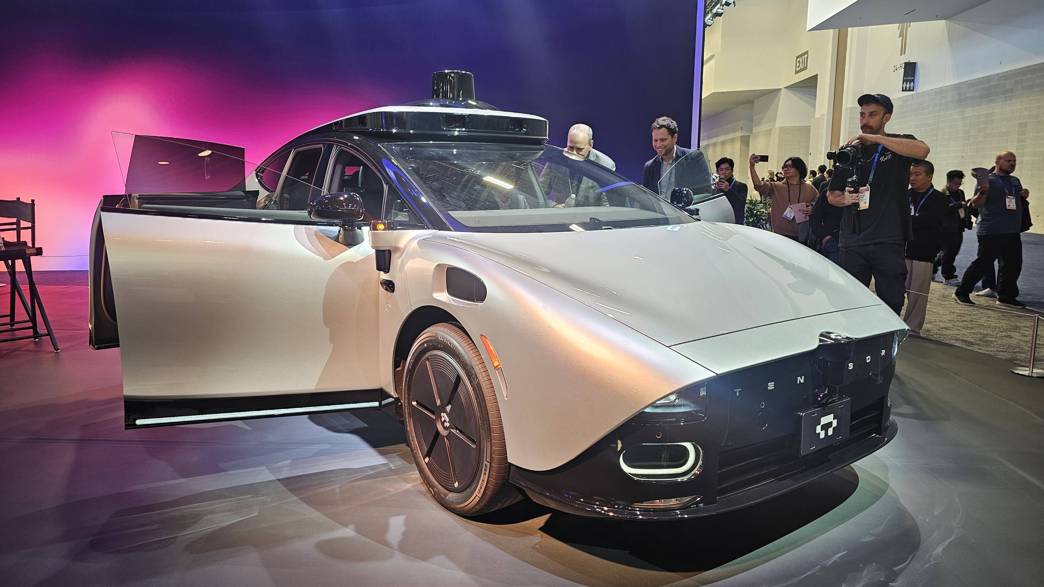 CDATA[
LAS VEGAS, NEVADA.- El pabellón de movilidad del CES 2026 no ofrece una respuesta única sobre el futuro del transporte, sino un mosaico de señales sobre hacia dónde se está moviendo la industria. Desde ese espacio, la automotriz global parece menos concentrada en una ruptura inmediata y más enfocada en redefinir, de forma gradual, cómo se moverán las personas en los próximos años. En ese pabellón, el mensaje es que el futuro de la movilidad no se construye únicamente sobre vehículos eléctricos, sino sobre sistemas de autonomía , asistentes inteligentes y soluciones que buscan quitarle fricción —y esfuerzo humano— a la experiencia de desplazarse, tanto en la ciudad como en entornos industriales. El contexto importa. El CES 2026 es un evento que rebasa cualquier lógica convencional de exhibición. No cabe en un solo edificio, se extiende por varios pisos, auditorios y hoteles de Las Vegas, obligando a los asistentes a decidir qué futuro quieren mirar y cuál dejar pasar.
Robotaxis avanzan
![