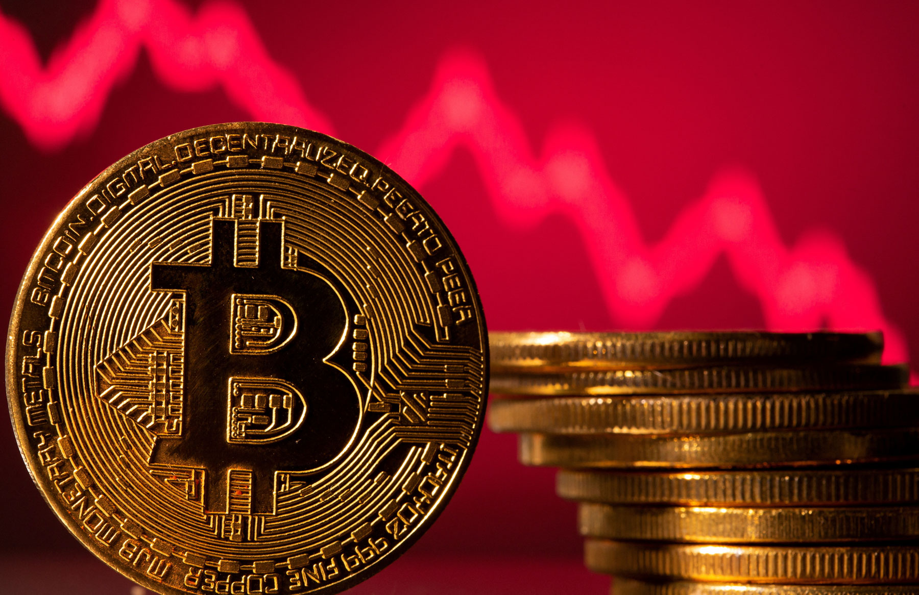 Cae bitcoin y se desploma a la mitad el mercado de las criptomonedas, en 70 días
