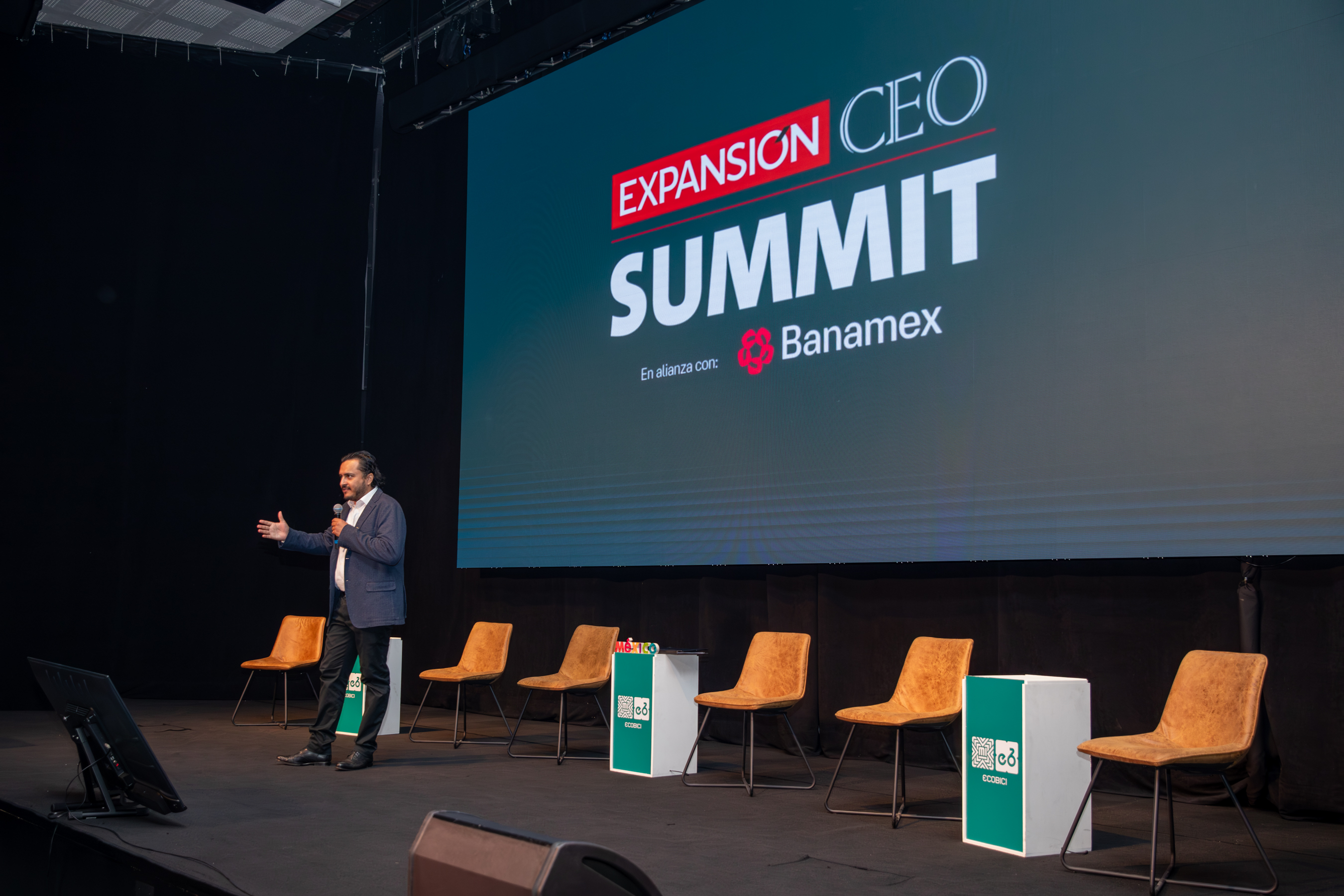 CDATA[
En un entorno desafiante, Banamex se ha reinventado para competir con la agilidad de nuevas plataformas, como las de e-commerce , para adaptarse a la experiencia que demandan los usuarios. De este modo, para responder a la alta exigencia de demanda y velocidad de las nuevas generaciones de clientes, la estrategia de la institución se centra en la transformación digital de sus canales y procesos. “El objetivo es que la experiencia del cliente sea tan sencilla como comprar un producto en internet con solo dos clics”, afirmó Gabriel Maldonado Silva, director de Ventas de Nómina, Ventas Digitales y Canales Alternos de Banamex.
Por ello, desde 2020, hubo un cambio significativo hacia la digitalización, acelerado por la pandemia. Hoy en día, Banamex cuenta con más de 9.5 millones de usuarios, debido a la eficiencia en el servicio que les ofrece tiempos de respuesta más cortos para realizar sus transacciones. Los beneficios se reflejan en la capacidad para la gestión de las finanzas desde un smartphone , lo que ha llevado a la institución a incrementar el número de usuarios que ahora realizan muchas de sus operaciones sin la necesidad de ir a una sucursal física. En la actualidad, más de la mitad de los productos bancarios, específicamente el 55%, son contratados directamente a través de plataformas tecnológicas, lo que demuestra un cambio fundamental en el comportamiento del consumidor y la estrategia de Banamex . También el acceso a canales digitales ha permitido que más clientes se vayan familiarizando con el entorno digital para la administración de su dinero, particularmente para los nómina habientes de Banamex , para quienes es muy importante contar con herramientas que les faciliten sus transacciones y les permitan tener control de su dinero fácilmente. Esto les da a sus clientes menos bancarizados la oportunidad de perder el miedo a realizar compras en línea u otros trámites que anteriormente eran exclusivos en sucursal, como cambiar su nómina, por ejemplo. Hoy en día, pueden realizar estas operaciones desde su aplicación móvil, lo que, además de ahorrarles tiempo, los familiariza con el entorno digital actual.
El valor de aprender de otros sectores En sus más de 141 años de trayectoria,
 
Banamex se ha distinguido por formar líderes con valores firmes, que se centran en impulsar a todos los colaboradores sabiendo que la diversidad es el pilar que enriquece la experiencia en la institución. 
![