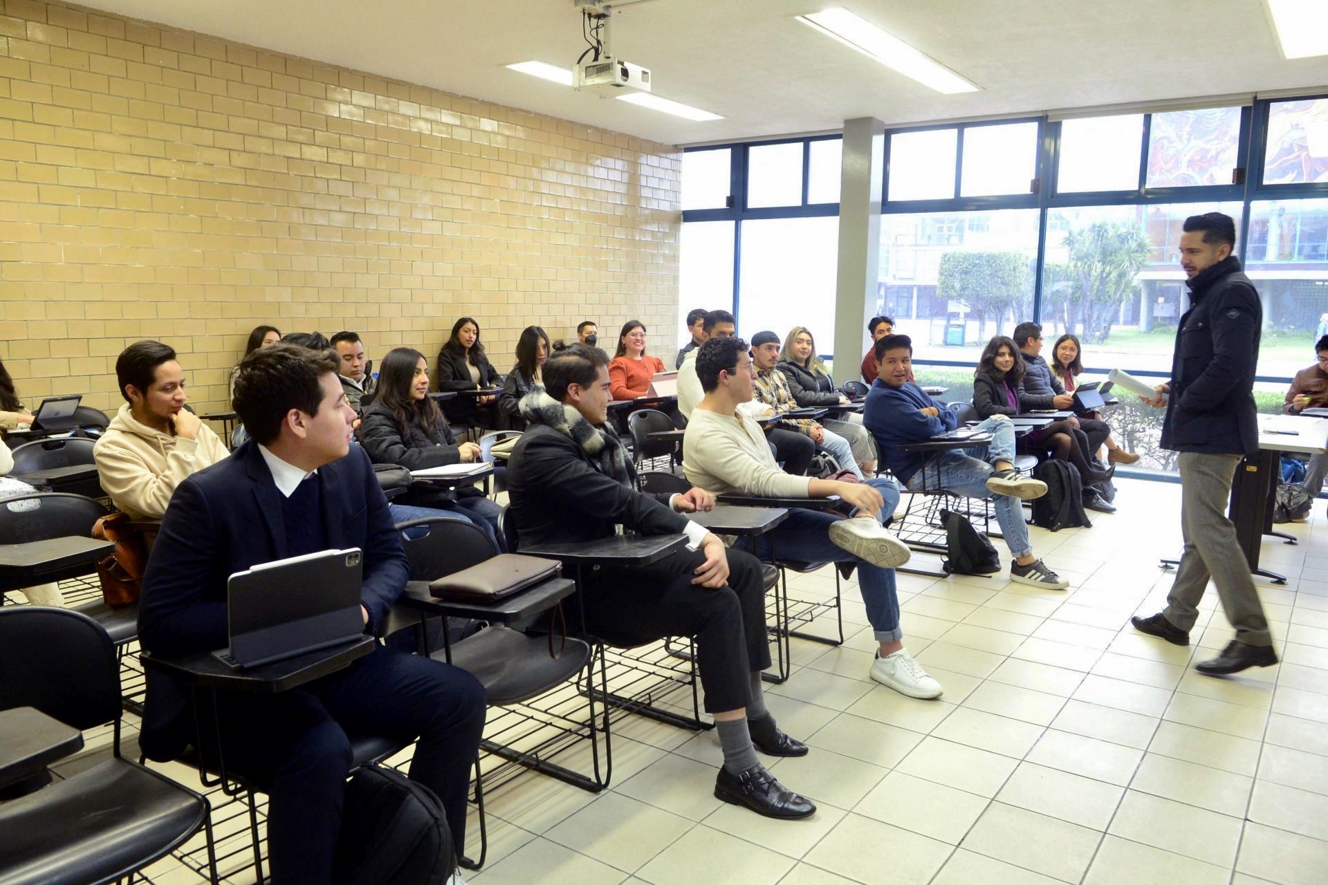 CDATA[
En México, el 49% de los jóvenes se ve obligado a abandonar sus estudios por motivos económicos, de acuerdo al Inegi, lo cual representa un problema por atender en el país. Ante ello, garantizar el pago de los estudios universitarios a tus hijos es una de las mejores herencias que puedes dejarles. Para hacerlo existen diferentes alternativas de inversión, una de ellas es el seguro educativo . Con este instrumento financiero, el dinero que recibirá tu beneficiario se encuentra garantizado, ya que una aseguradora se compromete a seguir pagando los estudios hasta finalizar la licenciatura o posgrado.
¿Qué es un seguro educativo?
![