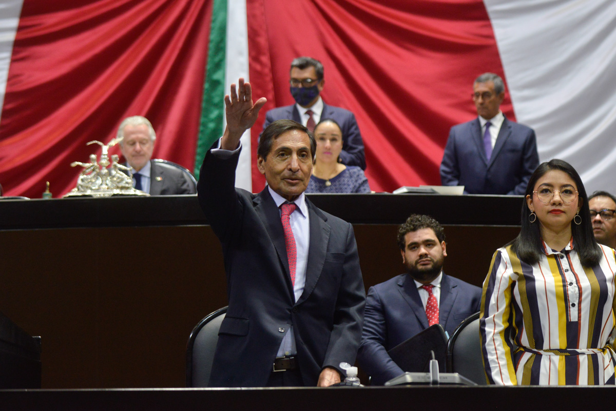 CDATA[
El tiempo cobra más relatividad en la Cámara de Diputados cuando los altos mandos del gobierno federal están de visita. Una cita a las 11:00 horas puede iniciar dos horas después y un receso de 10 minutos puede durar más de 40. Es la glosa del Cuarto Informe de Gobierno del presidente Andrés Manuel López Obrador y la ronda en Diputados inició con el responsable del manejo de las finanzas públicas, Rogelio Ramírez de la O. Las participaciones alusivas a la desaparición de 43 estudiantes de la Escuela Normal de Ayotzinapa se pospusieron y redujeron a un conteo por parte de la secretaria de la Mesa Directiva, Brenda Espinoza, y un grito de Justicia al final.
![