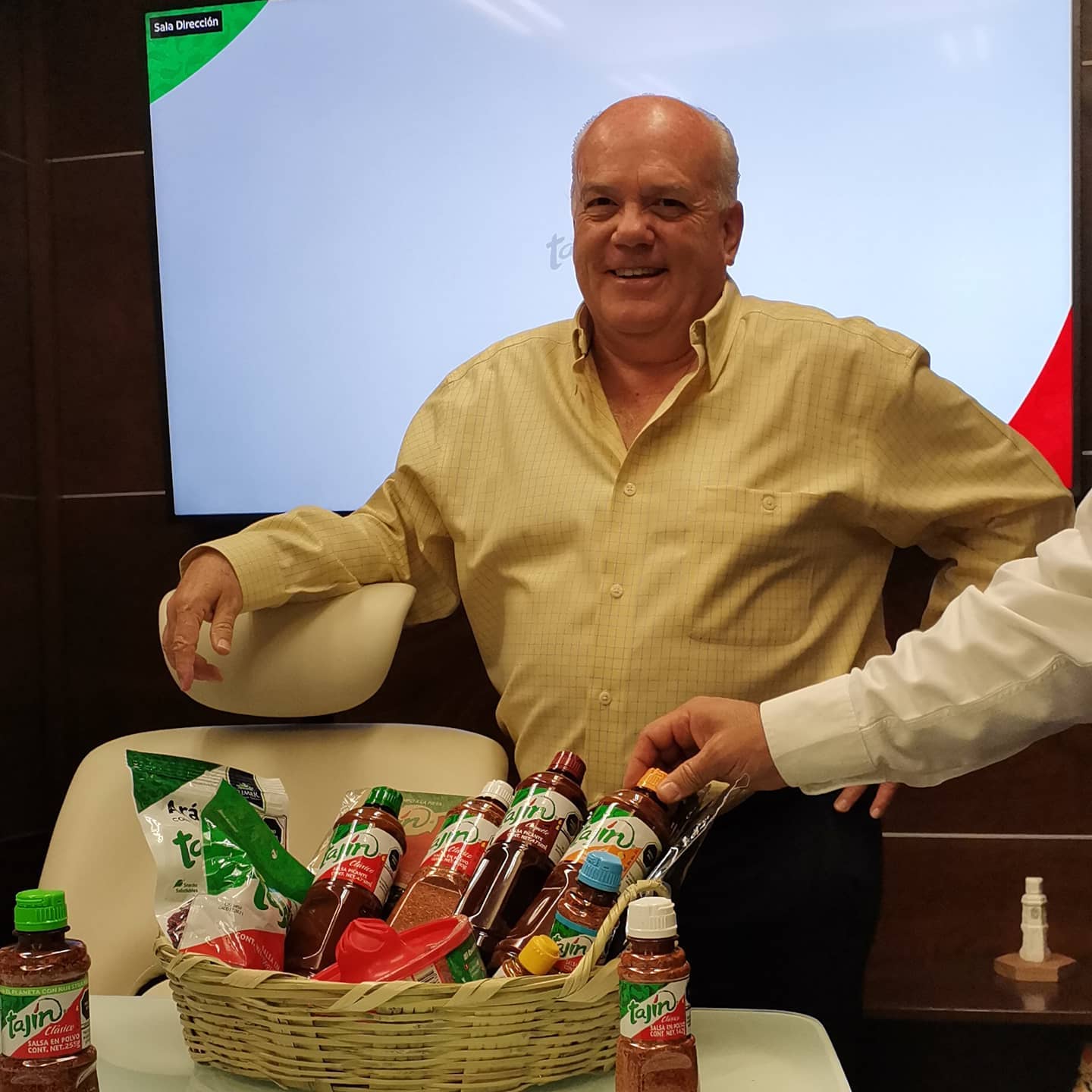 CDATA[
El chile Tajín se ha vuelto un clásico de las botanas y antojitos mexicanos, aunque recientemente ha sido señalado en redes sociales por sus altos niveles de sodio. Pero, ¿te has preguntado alguna vez quién es el dueño de esta marca mexicana y cuál es su historia ? Como muchas historias de grandes empresas, todo surgió en el centro de una familia mexicana, amante de la comida y el picante, ingredientes que crearon una de las marcas con mayor reconocimiento en el sector de las salsas y chiles envasados. Si eres un asiduo consumidor de este producto o simplemente tienes curiosidad sobre cómo nació esta empresa, quédate, que aquí te contamos todo lo que debes saber de la marca que le da sabor a mangos, sandías, micheladas, papas y muchos otros antojos.
![