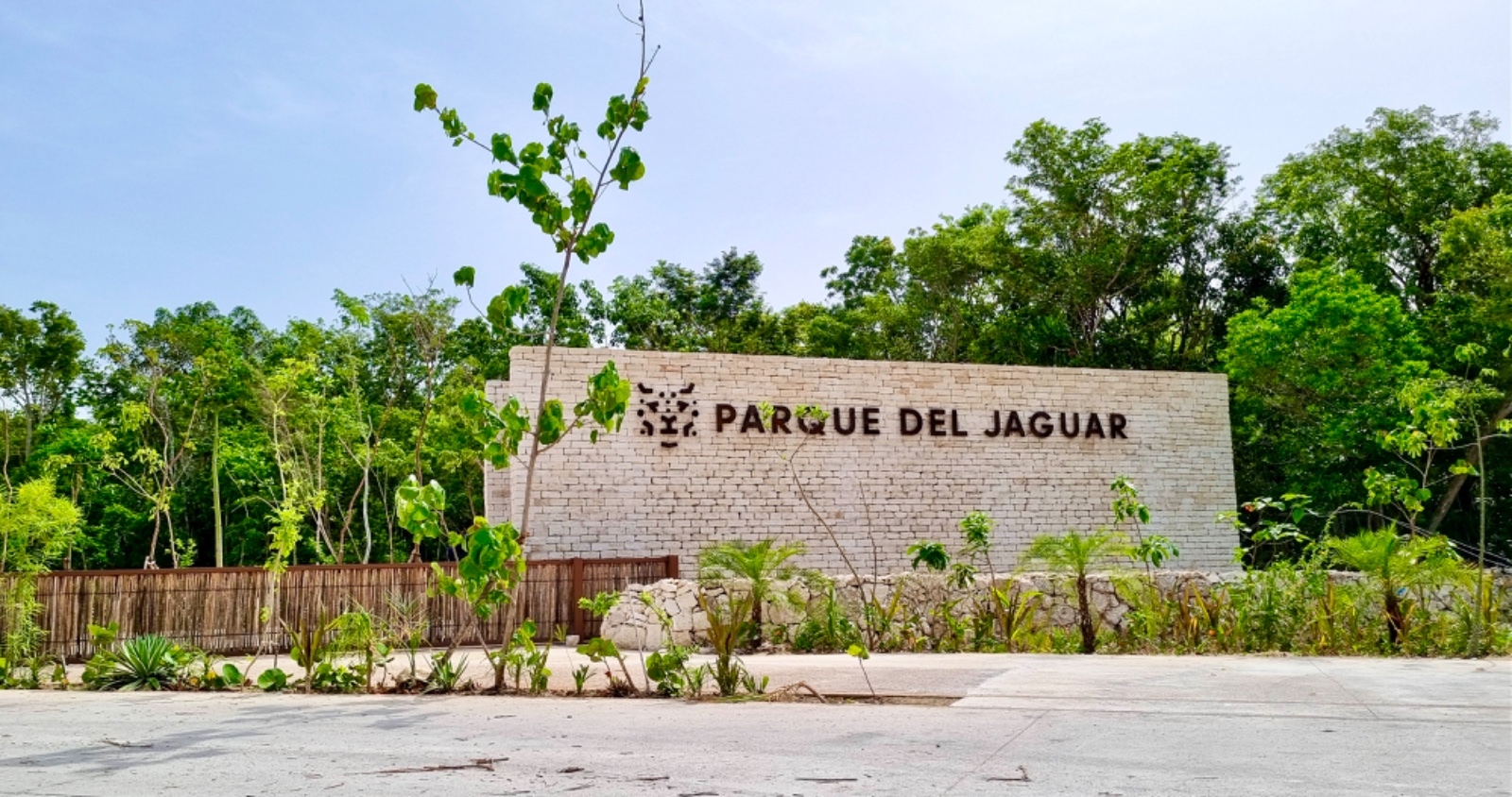CDATA[
Grupo Mundo Maya (GAFSACOMM) informó que sostendrá su compromiso social con los habitantes de Tulum, ya sean ciudadanos o residentes extranjeros que acrediten y demuestren tal situación, al brindarles acceso gratuito al Parque del Jaguar. Desde enero del presente año se estableció esta iniciativa por Grupo Mundo Maya ante representantes de la alcaldía de Tulum y autoridades del gobierno del estado de Quintana Roo, con la finalidad de que la comunidad local ingrese al Parque del Jaguar sin pago.
![