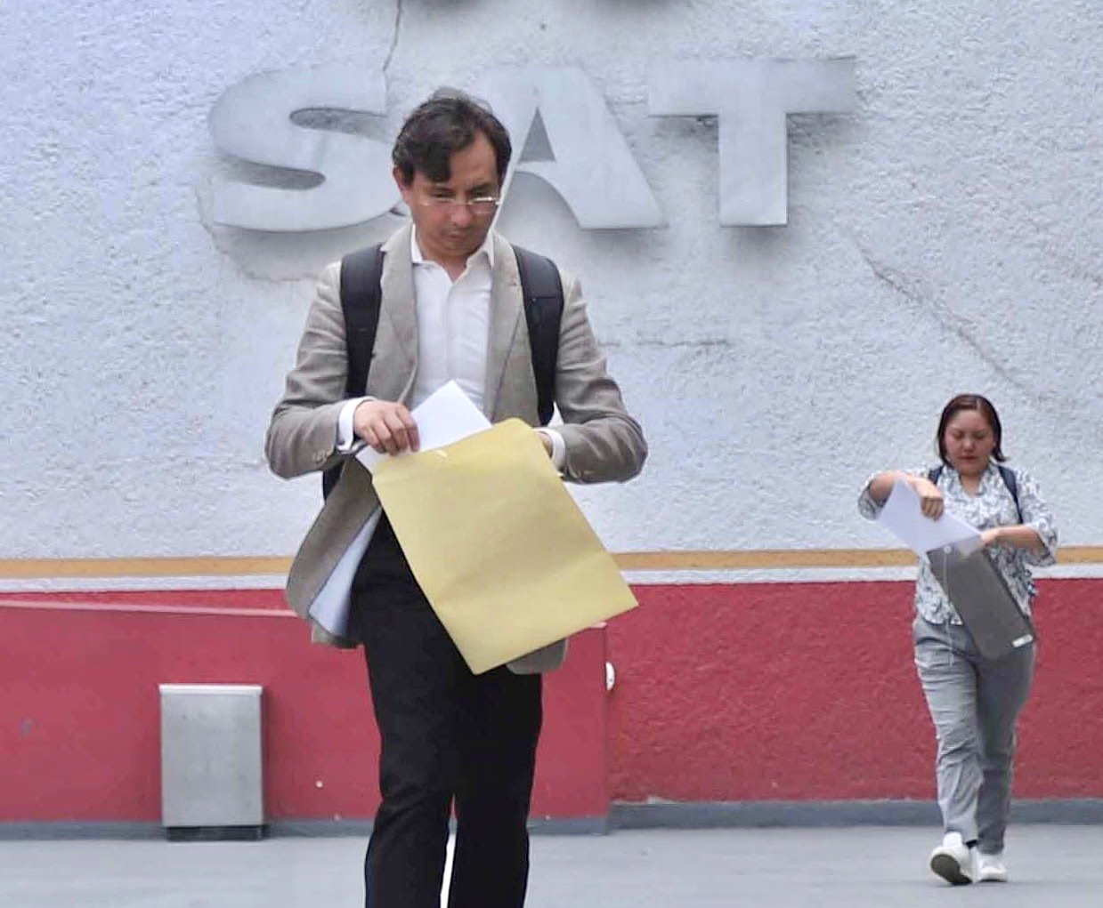 CDATA[
La vida te da segundas oportunidades, pero el SAT no . Los contribuyentes mexicanos deberán tener precisión y claridad al momento de solicitar sus devoluciones de impuestos en las siguientes declaraciones anuales, pues si el Servicio de Administración Tributaria (SAT) rechaza la petición, ya no tendrán otra oportunidad para hacerlo, por lo que perderán las posibilidades de tener su dinero de vuelta.
Se acabaron las segundas oportunidades en las devoluciones (Se tendría que presentar) un medio de defensa ante un juez del Tribunal Fiscal y, por lo tanto, representa un costo que siempre va a ser importante. Si estoy pidiendo 10,000 pesos, seguramente no voy a contratar un abogado Retrasos en las devoluciones 2025 Es una pedrada bastante grande para la ciudadanía que hace lo posible por hacer bien las cosas, de solicitar una devolución que le corresponde de ley; si yo no fuera contador estaría desalentado y por lo tanto ese dinero de devolución ¿quién se lo queda?
![