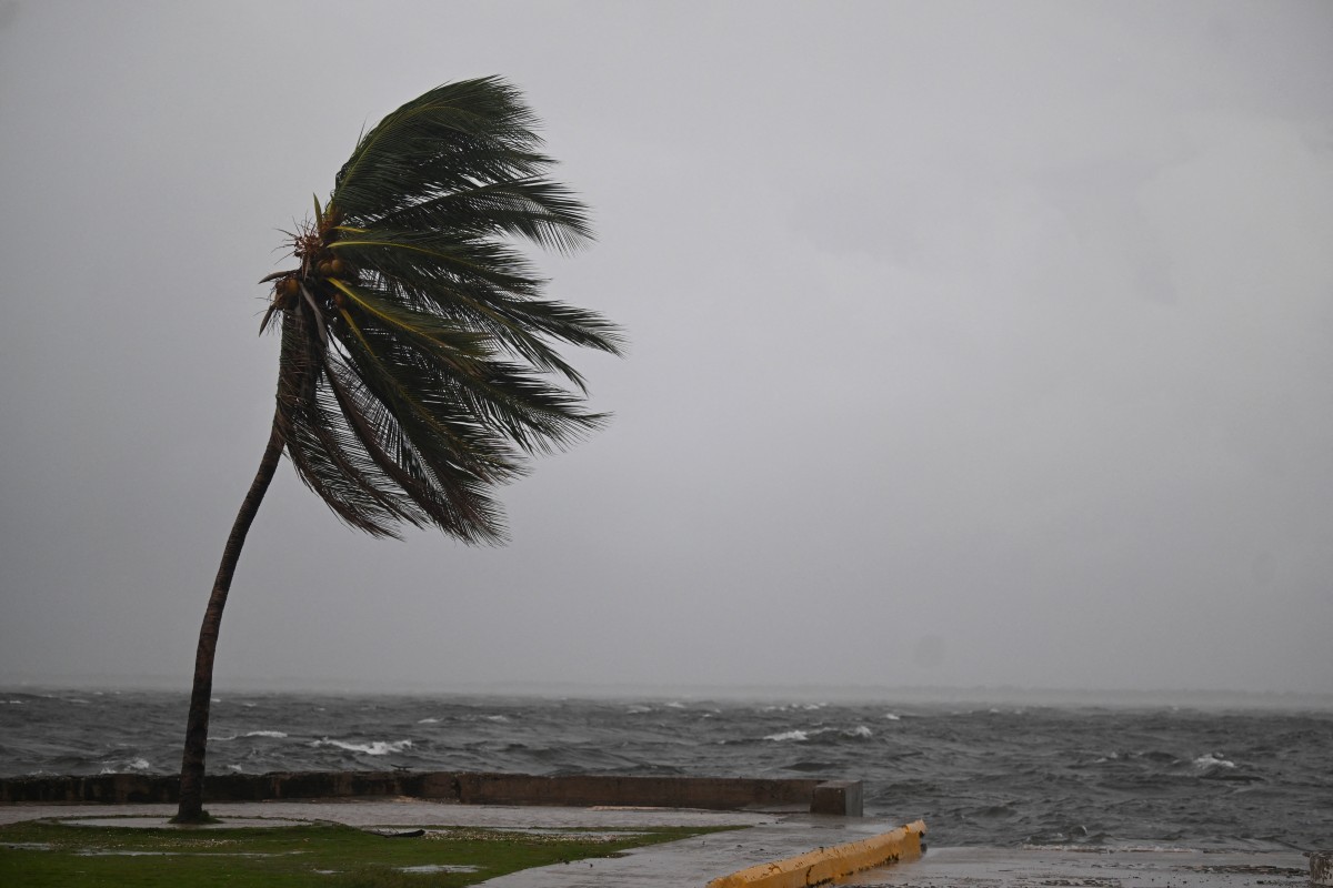 CDATA[
El huracán Melissa avanza este lunes por el Caribe tras alcanzar la categoría máxima con vientos de hasta casi 260 kilómetros por hora, señalaron meteorólogos, que instaron a los residentes de Jamaica y otras zonas a refugiarse de inmediato.
Los efectos de Melissa
![