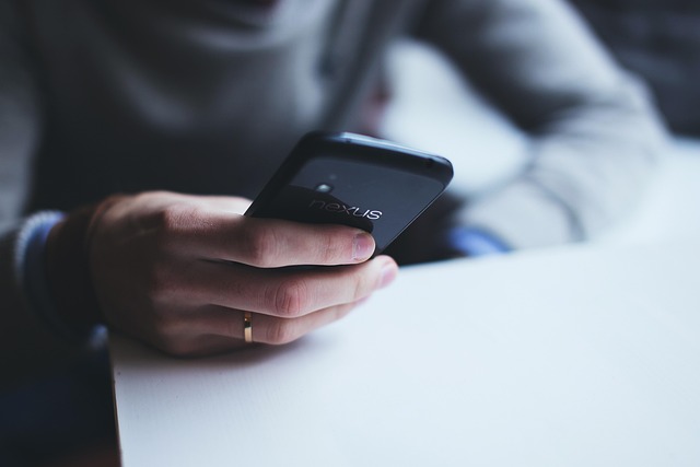 CDATA[
Hoy en día, hacer trámites bancarios desde el celular es rápido y práctico. Sin embargo, esta comodidad también ha abierto la puerta a los fraudes digitales . Usuarios de bancos como BBVA, Banamex, Banorte, Santander, HSBC, NU México , entre otros, están siendo blanco de mensajes falsos con un solo objetivo: robar su información y vaciar sus cuentas. Este delito se conoce como phishing, o suplantación de identidad , y funciona de forma muy simple: los estafadores se hacen pasar por tu banco y te mandan un mensaje que parece urgente o preocupante. Si caes en la trampa y das clic o compartes tus datos, les das acceso a tu cuenta sin darte cuenta.
“Tu cuenta fue bloqueada por seguridad” “Ganaste un premio exclusivo por ser buen cliente” “Necesitamos actualizar tus datos de inmediato” “Se hizo una compra sospechosa a tu nombre”
![