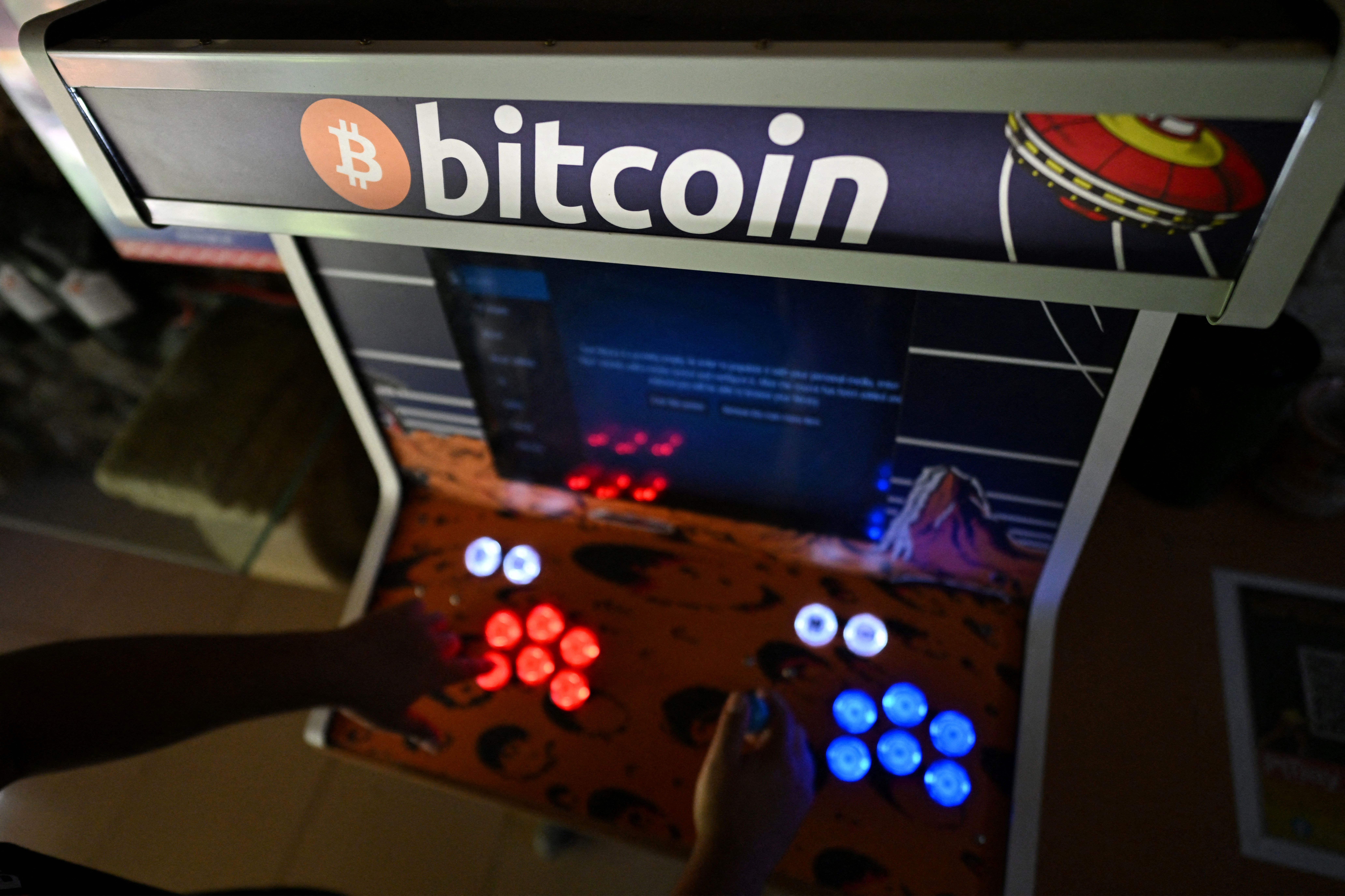 CDATA[
El Salvador ha ganado 443 millones de dólares con el aumento de la cotización del bitcoin , criptomoneda que comenzó a adquirir hace casi cuatro años por decisión del presidente Nayib Bukele. La nación centroamericana se convirtió en septiembre de 2021 en el primer país del mundo en comprar y poner a circular legalmente el bitcoin a la par con el dólar. El país no tiene moneda nacional.
![
