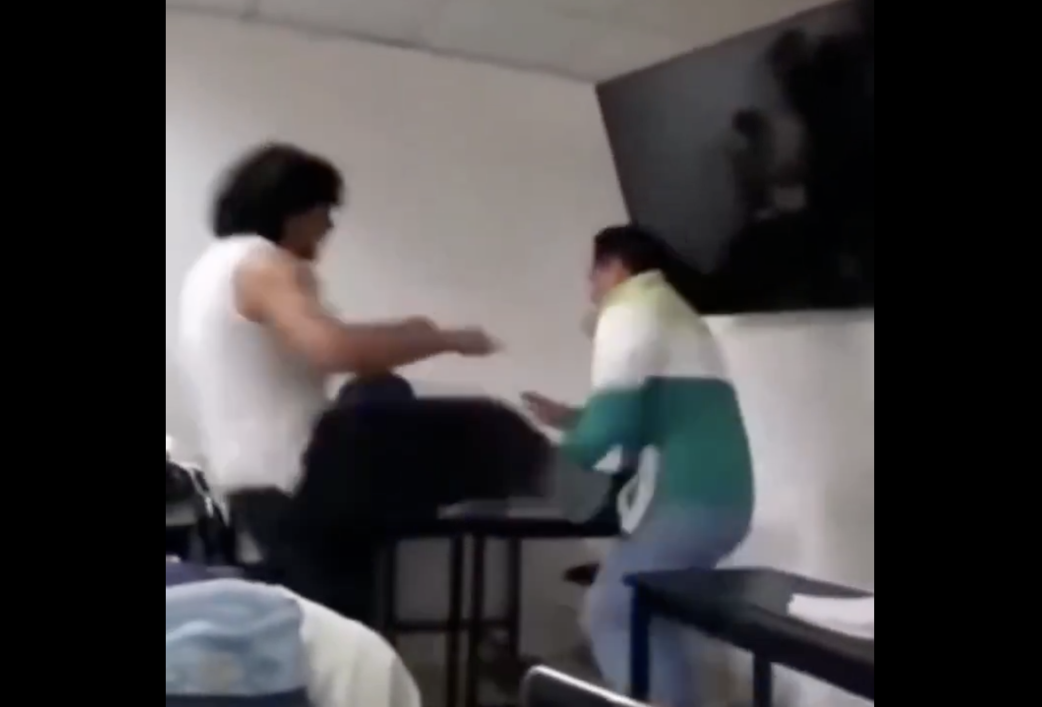 CDATA[
Durante una clase en la Universidad Politécnica de Tulancingo ( UPT ), Hidalgo, un estudiante agredió físicamente a su profesor frente a sus compañeros. El momento fue grabado y difundido en redes sociales.
¿Qué detonó la pelea entre el alumno y el profesor?
![