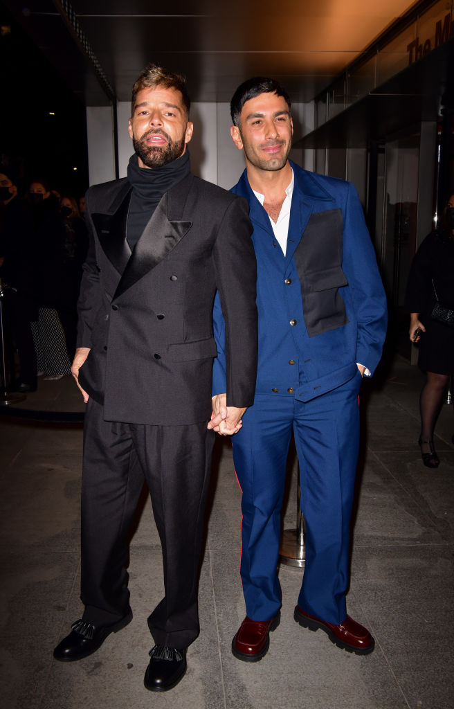 CDATA[
Hoy la sexy bomba latina, Ricky Martin celebra 50 años de vida, como un hombre renovado, que abrió su corazón al mundo para declararse abiertamente homosexual, en marzo de 2010. Un año después de esa liberadora revelación, Quién se reunió con el boricua en el Hotel W de Ciudad de México, donde nos presentó su décimo segundo álbum Música+Alma+Sexo . Ese 2011 era muy especial, Ricky alcanzó el cuarto piso y nos hizo una reflexión que seguramente sigue aplicando hasta hoy, que llegó al medio siglo de vida: “El tiempo ha pasado rápidamente, pero no así las vivencias, unas intensas y otras triviales, pero todas plenamente vividas. Estos 40 son el inicio de otro ciclo en mi vida”.
Me preocuparé de las preguntas cuando lleguen, mientras tanto, todo muy natural, y estaré claro en enfatizar que todas las familias son diferentes, que hay algunas donde hay dos papás, eso será lo normal y lo natural para nosotros. Les dejaré saber que es un orgullo formar parte de una familia moderna, y todo aquello que sea un sabotaje a su autoestima, fuera de mi casa
![