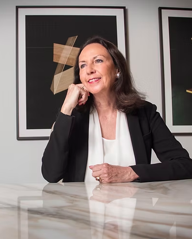 CDATA[
Cuando se habla de los empresarios más importantes de México , suelen venir a la mente figuras como Carlos Slim, Germán Larrea o Alejandro Bailléres . Sin embargo, también hay mujeres que ocupan posiciones de gran relevancia y lideran algunas de las empresas más importantes del país. Tal es el caso de Laura Diez Barroso Azcárraga , reconocida como la empresaria más relevante a nivel nacional según el ranking 2025 de Los 100 empresarios más importantes de México , elaborado por la revista Expansión, que reconoce el liderazgo y la influencia de estos personajes. Dentro de dicho ranking, ocupa la posición número 14 , por encima de figuras como Alfredo Chedraui Obeso (Grupo Chedraui), Jorge Humberto Santos (Arca Continental), Ricardo Salinas Pliego (Grupo Salinas) y Emilio Azcárraga (Televisa), entre otros. Laura Diez Barroso preside Grupo Santander México , uno de los bancos más grandes del país, así como el Grupo Aeroportuario del Pacífico (GAP), consolidándose como una de las figuras más poderosas e influyentes del ámbito empresarial mexicano.
![