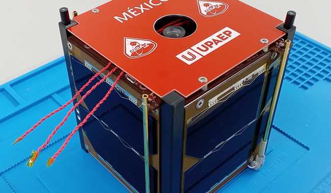 CDATA[
México prepara el despliegue de su segundo nanosatélite en la Estación Espacial Internacional (EEI). El GXIBA-1 , desarrollado por la Universidad Popular Autónoma del Estado de Puebla (UPAEP) en colaboración con la Agencia Espacial Japonesa (JAXA), se lanzará el 20 de octubre de 2025 desde el Centro Espacial Tanegashima. El proyecto forma parte de la misión Monitoreo y Exploración de Volcanes Activos (MEVA), cuyo objetivo es obtener datos desde el espacio para apoyar a la comunidad científica en la predicción de erupciones, particularmente en el volcán Popocatépetl.
Desarrollo del GXIBA-1 y su misión
![