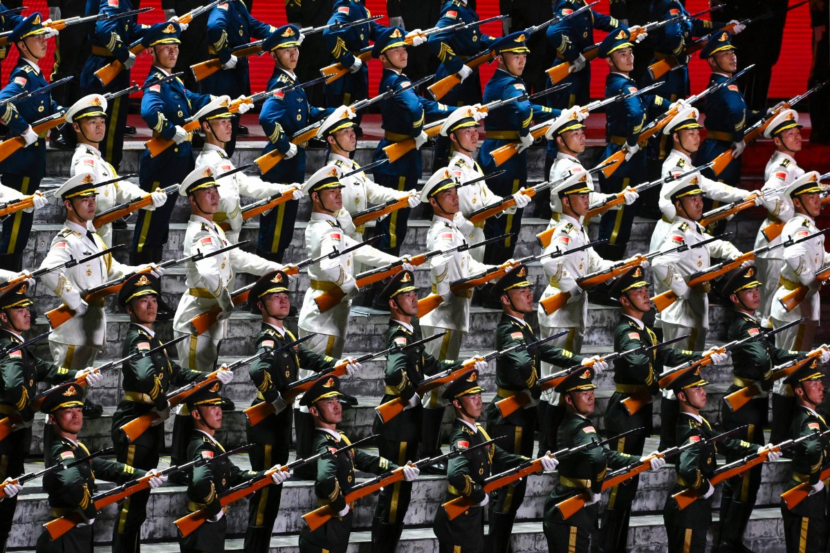 CDATA[
China presentó este miércoles en un gran desfile militar en Pekín drones submarinos, misiles de gran tamaño y nuevas armas láser, una demostración de fuerza en un momento de tensiones con Estados Unidos. Los expertos militares siguieron de cerca el evento, al que asistieron el presidente ruso, Vladimir Putin, y el líder norcoreano Kim Jong Un.
Misiles nucleares de alcance global Drones submarinos
![