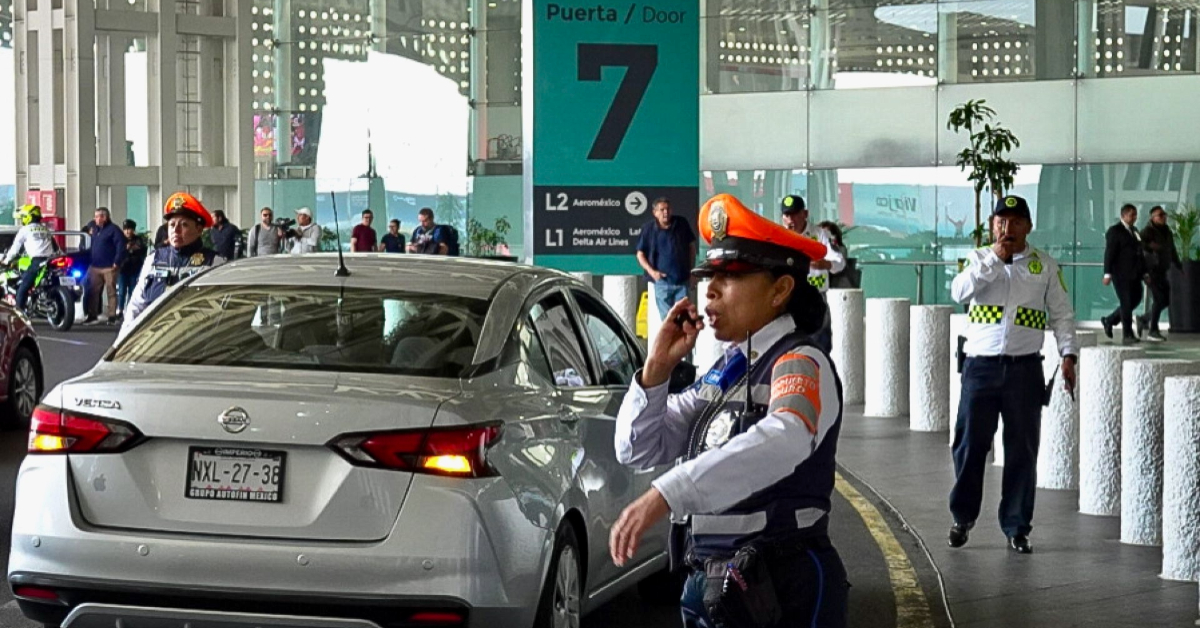 CDATA[
El gobierno mexicano dijo este lunes que los distintos servicios de transporte que se ofrecen a través de plataformas de aplicación, como Uber o Didi , carecen de la autorización para prestar servicios en los aeropuertos del país. El anuncio de la Secretaría de Infraestructura, Comunicaciones y Transportes (SICT) se da días después de que Uber ganara un amparo contra medidas de seguridad implementadas por la Guardia Nacional en las inmediaciones de las terminales aéreas.
¿Uber y Didi pueden operar en los aeropuertos?
![