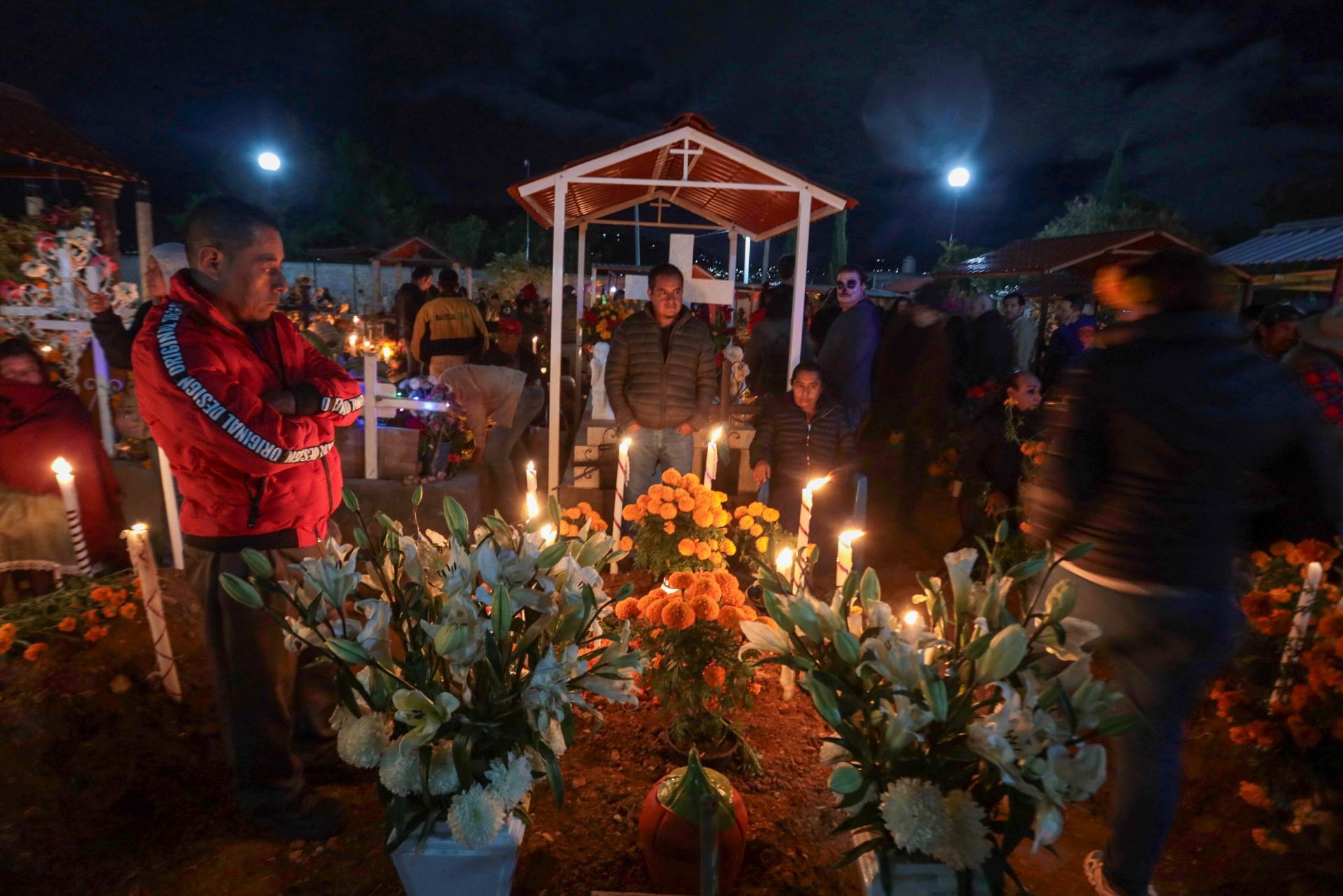 CDATA[
Desde finales de octubre, México suele cubrirse con el aroma y color de la flor de cempasúchil, pan de muerto y papel picado que anuncian la víspera de una de las celebraciones culturales más relevantes: el Día de Muertos . Esta es su historia y la razón de por qué la tradición se realiza el 1 y 2 de noviembre .
El origen indígena, católico y europeo antiguo del Día de Muertos
![