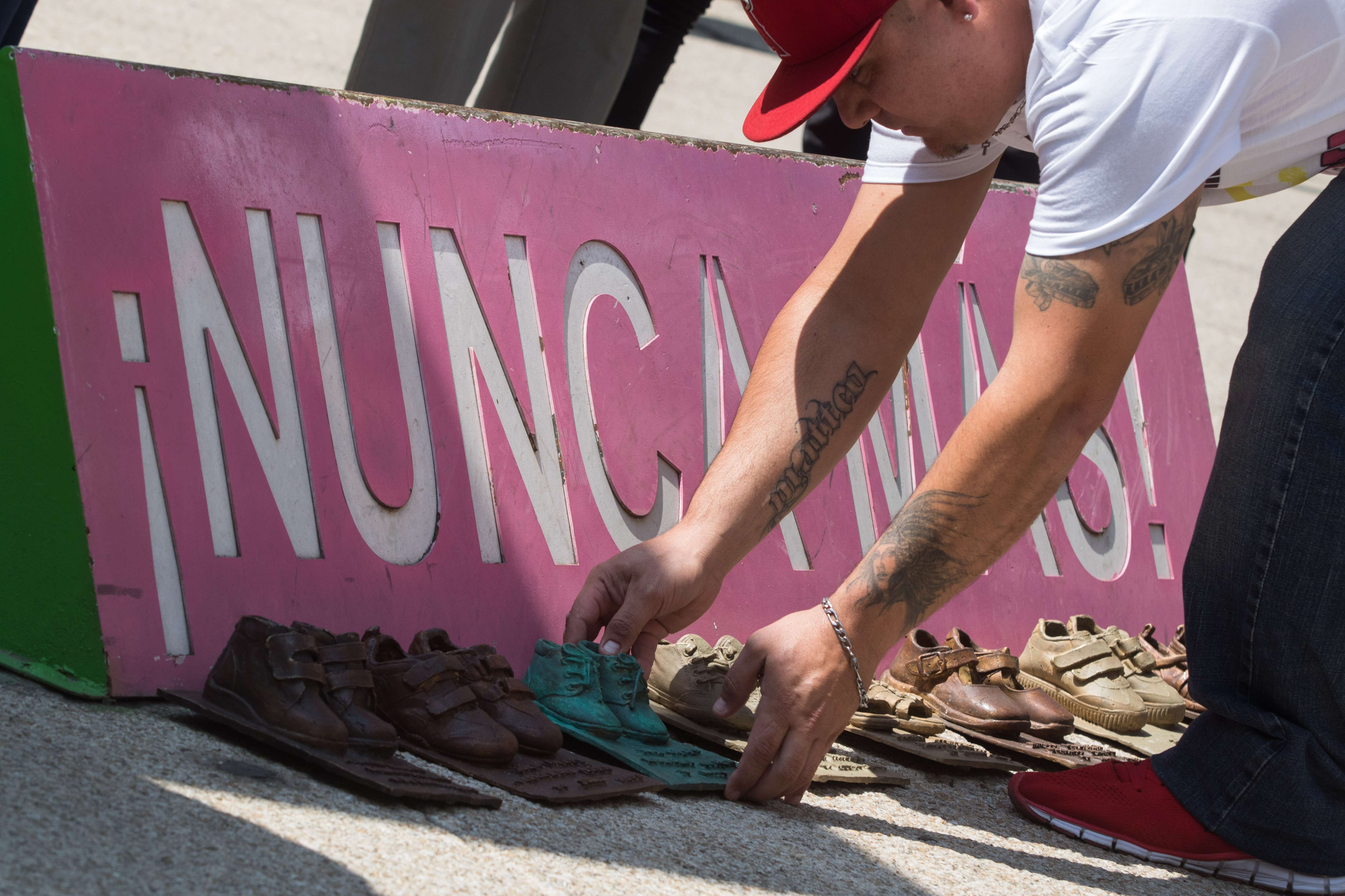 Roban ocho pares de zapaitos de bronce del antimonumento ABC