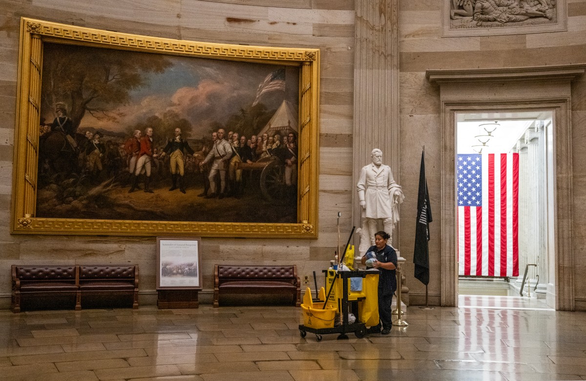 CDATA[
El gobierno de Estados Unidos entró este miércoles en parálisis presupuestaria , con el consiguiente cierre de parte de la administración federal , sin una solución a la vista en el Congreso entre los republicanos del presidente Donald Trump y la oposición demócrata.
“Cierre ordenado”
![