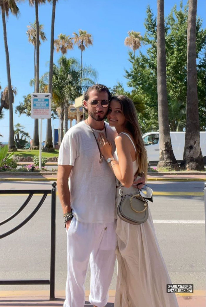CDATA[
Carlos Gotlib Micha , el hijo mayor de Adela Micha , sorprendió a sus seguidores en redes sociales al anunciar su compromiso con Paola Salomón , a quien presentó como su novia en enero pasado. A unos días de cumplir 30 años y a seis meses de haber comenzado su romance, el primogénito de la periodista está listo para volver a llegar al altar, una noticia que fue celebrada por su hermana Therese , quien aprovechó para desearle mucha felicidad a la pareja en este nuevo paso.
![