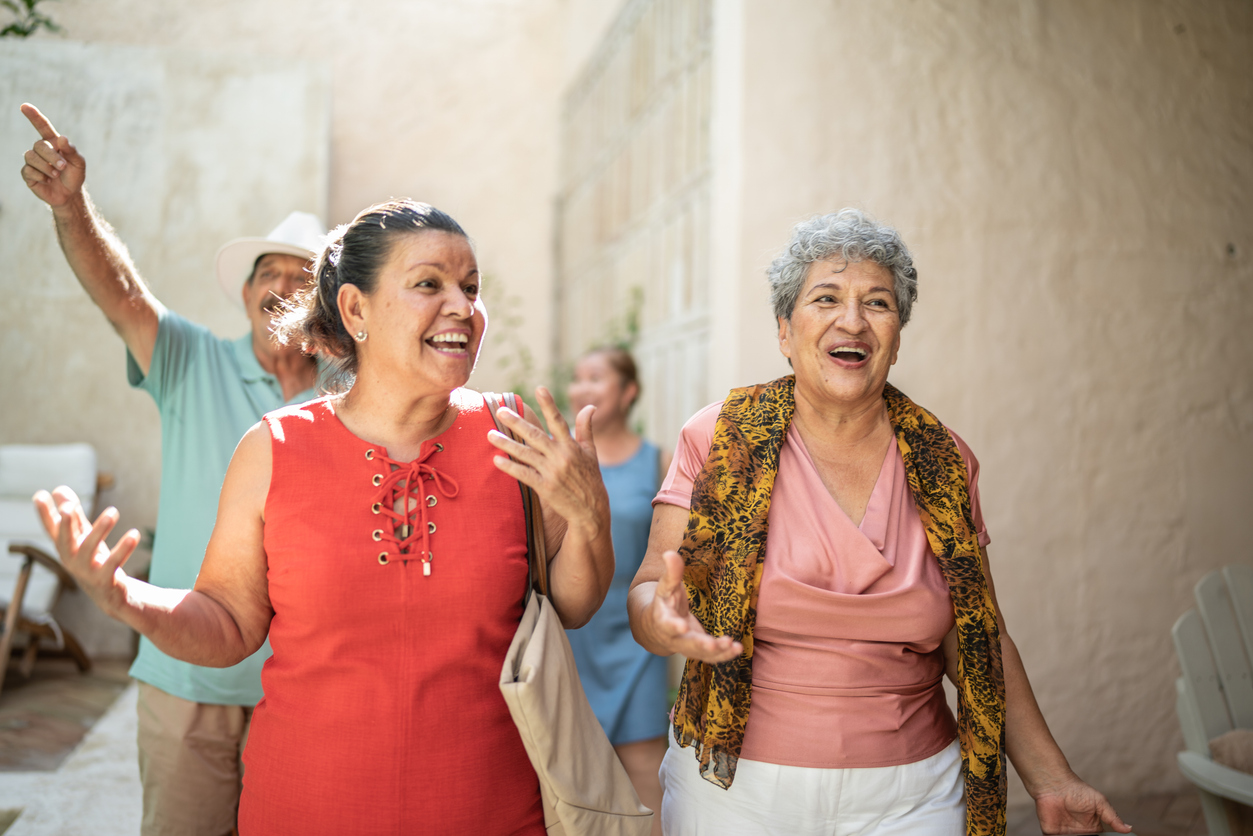 CDATA[
Los abuelos son grandes compañeros de vida: nos quieren casi tanto como nuestros padres, pero suelen dar más permisos y, muchas veces, se convierten en cómplices de nuestras travesuras. Por eso, en México se celebra cada año el Día del Abuelo . Esta fecha busca reconocer el papel fundamental que los abuelitos desempeñan en la sociedad y en las familias mexicanas. También invita a reflexionar sobre la importancia de cuidarlos, acompañarlos y apoyarlos en aquellas tareas que, con el paso del tiempo, se les pueden complicar. Aunque muchos abuelos reciben amor y atención por parte de sus seres queridos, lamentablemente también hay personas mayores que viven en el abandono. Por ello, esta conmemoración también busca generar conciencia sobre su bienestar y dignidad.
![