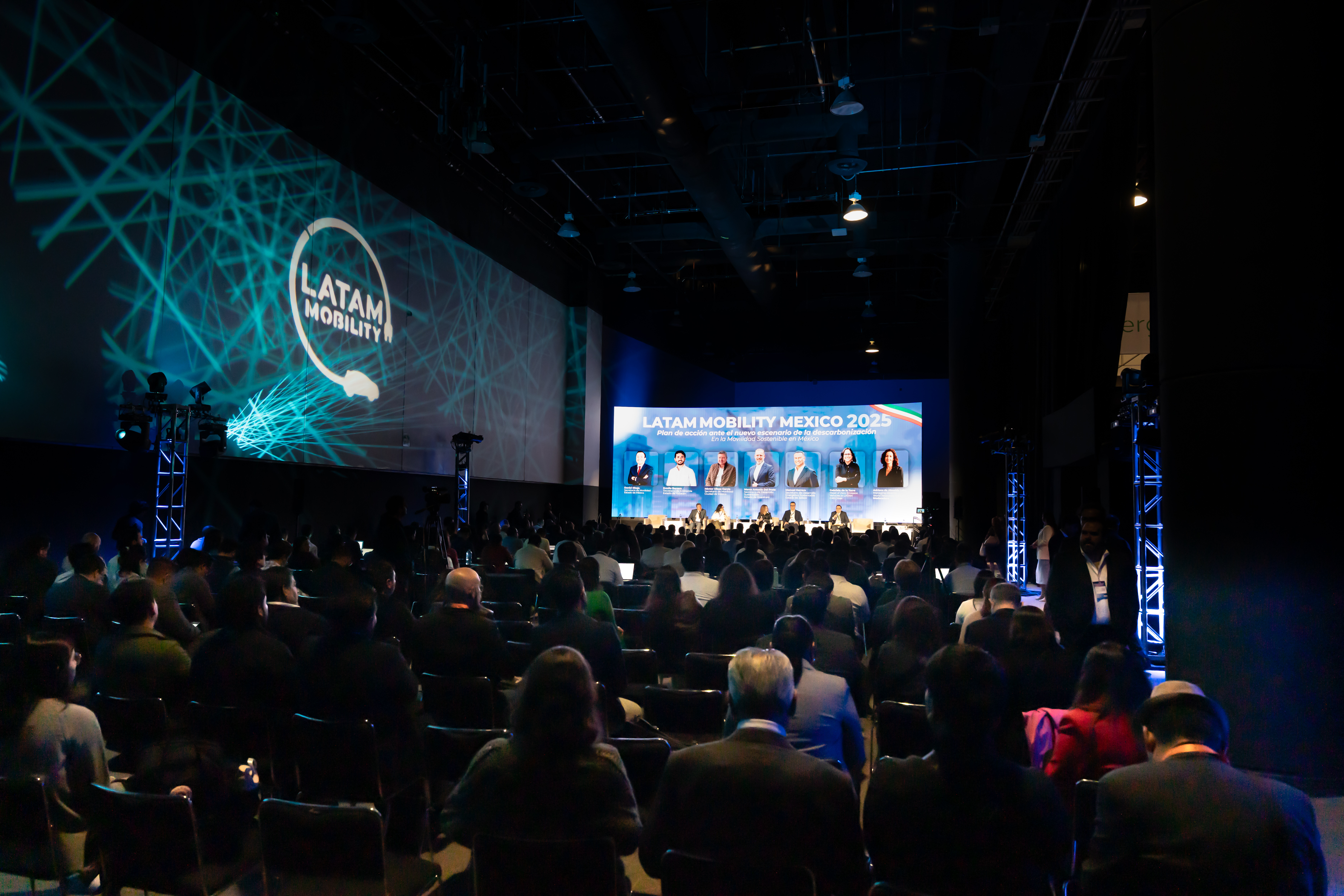 CDATA[
Latam Mobility es el punto de convergencia fundamental para todos los actores comprometidos con diseñar el futuro de la movilidad baja en emisiones, reuniendo a más de 1,500 asistentes, entre autoridades gubernamentales de primer nivel, CEOs, inversionistas y expertos internacionales. Para la edición de 2025, el encuentro de esta comunidad líder en el impulso de la movilidad sostenible en la región se llevó a cabo el 13 y 14 de octubre de 2025, en el World Trade Center de la Ciudad de México.
![