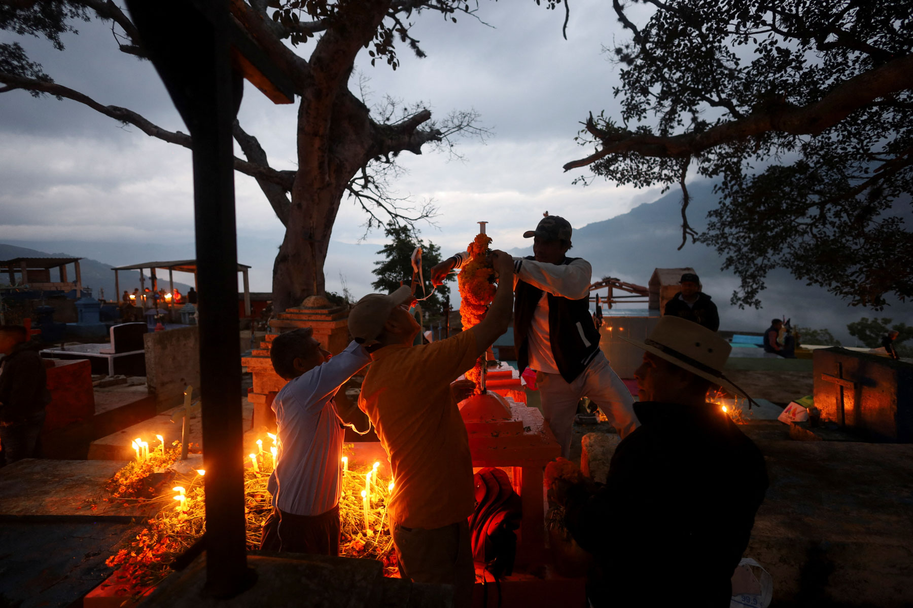 CDATA[
A pesar de que entre el Halloween y el Día de Muertos hay unos días de diferencia y tienen que ver con espíritus, su historia y significados son más lejanos. Mientras que la primera se centra en lo sobrenatural y tiene raíces paganas, la segunda celebra la memoria y a la familia. A continuación, te contamos brevemente sobre su historia , origen y las tradiciones de ambas fechas. Lee: Día de Muertos: origen, significado y por qué se celebra en México cada 2 de noviembre
La coincidencia del significado entre el Halloween y el Día de Muertos
![