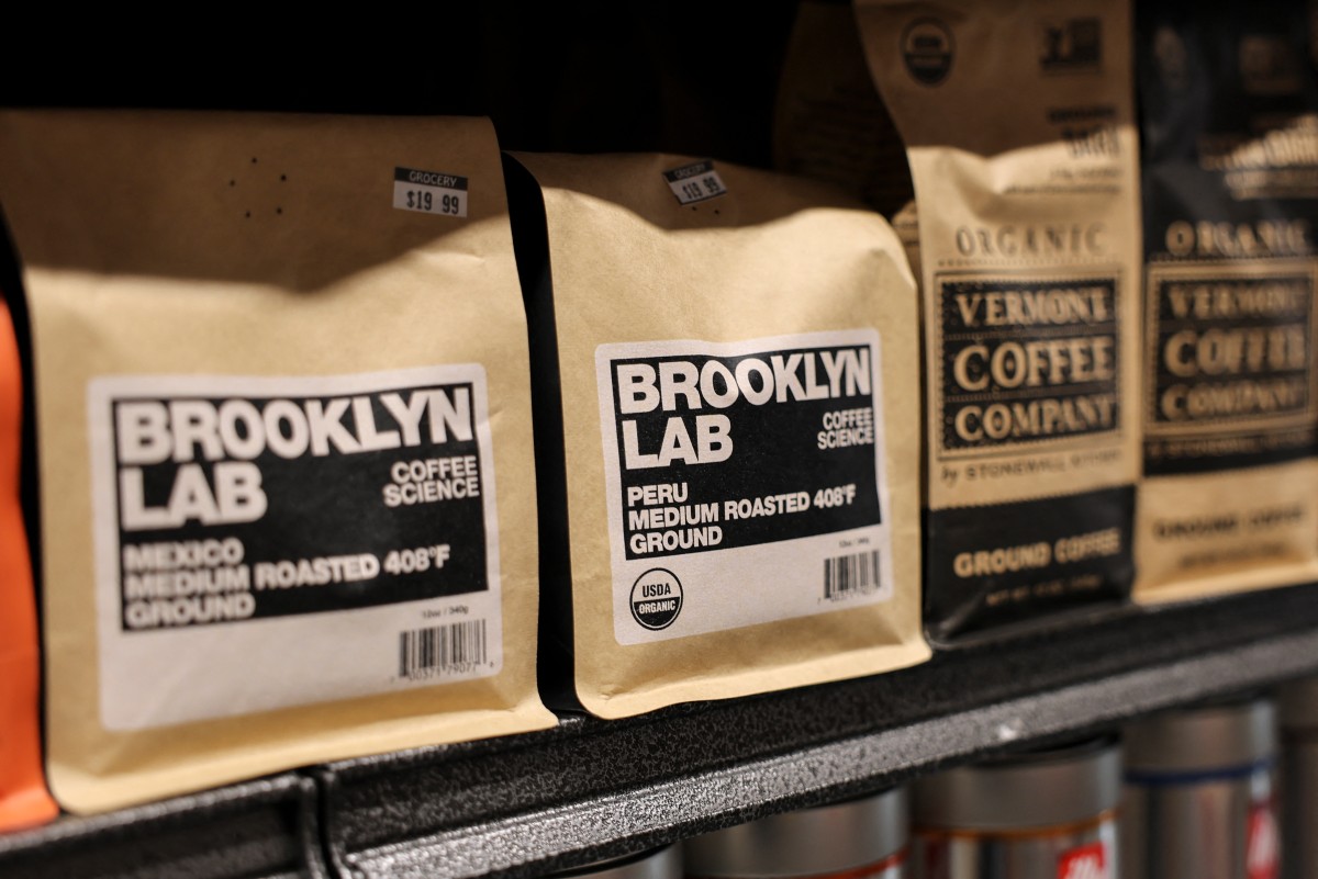 CDATA[
Los neoyorquinos viven del café. Ya sea en elegantes cafeterías boutique de alta gama o en los carritos estacionados en las aceras, cada día se venden millones de tazas de café en la ciudad. Pero los amantes del café están sufriendo el aumento de precios, desde simples cafés expreso hasta elaborados lattes saborizados de calabaza, debido a que el precio del grano aumentó 21% entre agosto de 2024 y el mismo mes de 2025 en Estados Unidos, el mercado de café más grande del mundo.
![