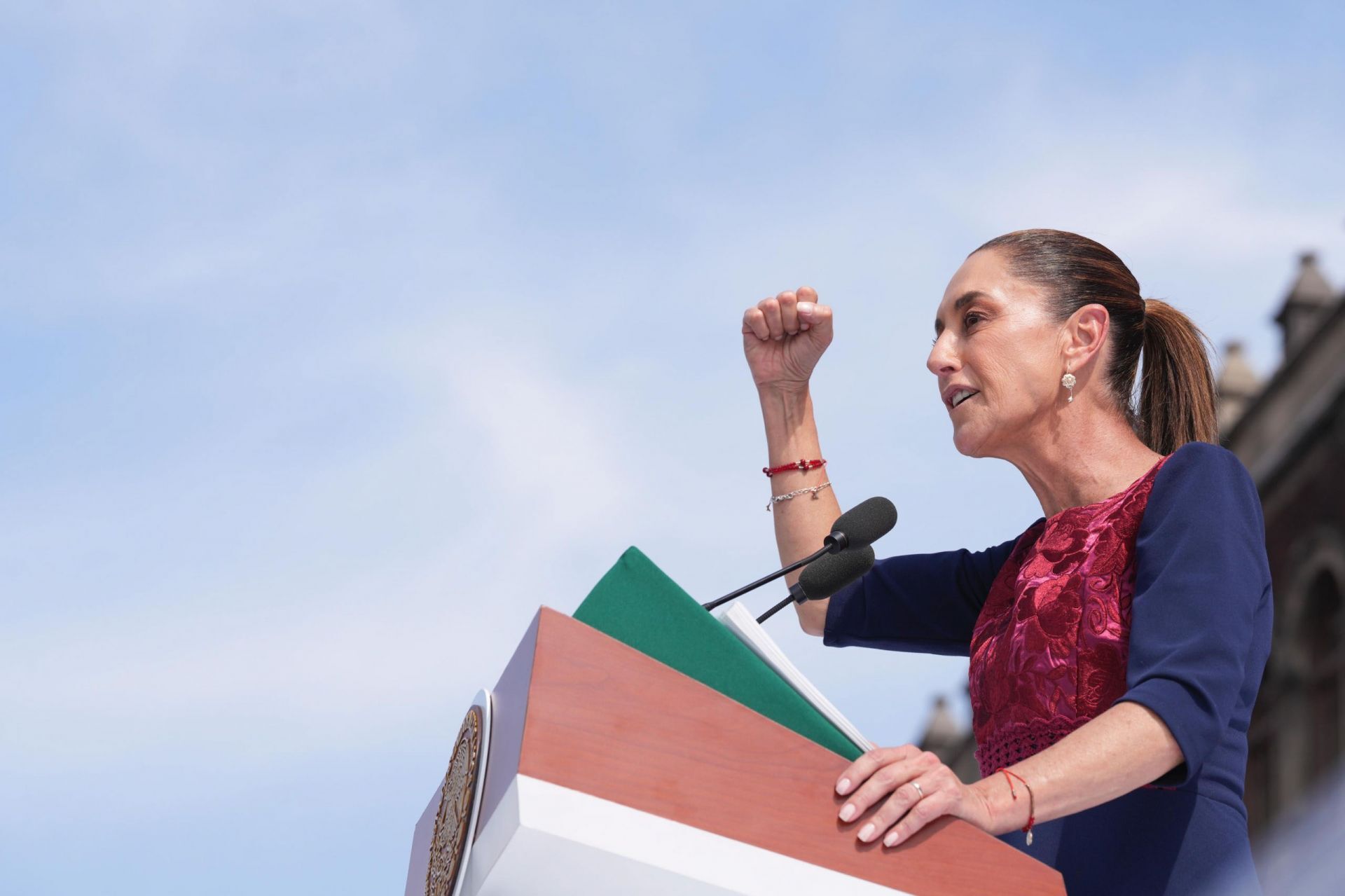 Sheinbaum addresses crowds in the Zócalo, closing her 32-state accountability tour and warning against foreign intervention