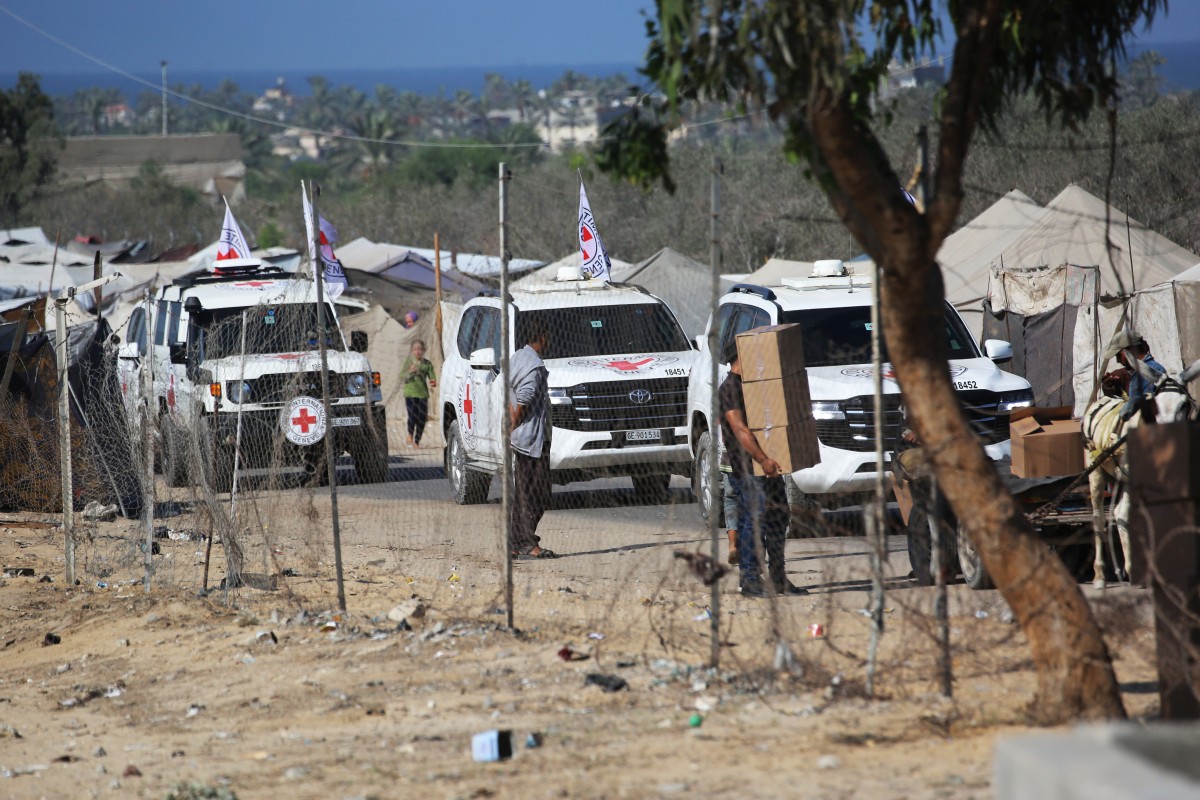 CDATA[
Hamás liberó el lunes a los últimos rehenes israelíes vivos en virtud de un acuerdo de alto el fuego, un gran paso hacia el fin de dos años de devastadora guerra en Gaza, mientras el presidente estadounidense, Donald Trump, se dirigió al Parlamento israelí, instando al país a convertir el éxito militar en paz. El Ejército israelí afirmó haber recibido a todos los rehenes confirmados con vida tras su traslado desde Gaza por la Cruz Roja, lo que provocó vítores, abrazos y llantos entre las miles de personas que esperaban en la “Plaza de los Rehenes” de Tel Aviv.
![