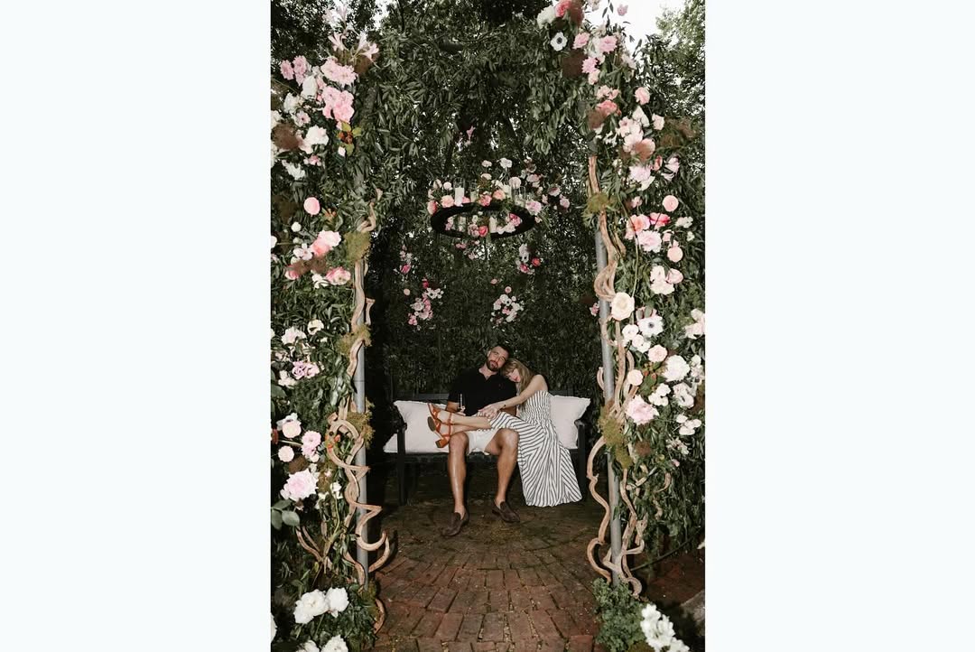 CDATA[
Taylor Swift , la estrella pop más grande del mundo, anunció en sus redes sociales que Travis Kelce , jugador de los Kansas City Chiefs, le propuso matrimonio tras dos años de relación , y ella aceptó. Ahora la pareja unirá sus vidas y sus fortunas. Aunque ambos son millonarios gracias al éxito en sus carreras, la intérprete de “Cruel Summer” ha acumulado una fortuna considerablemente mayor que la del jugador de la NFL. Si eres fan de la pareja o sientes curiosidad por sus ingresos, a continuación te contamos a cuánto ascienden.
![