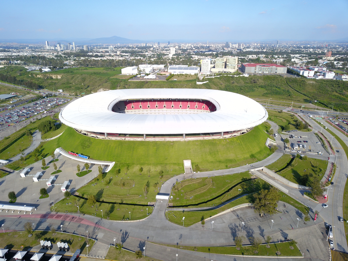 CDATA[
(Expansión) – La semana pasada se vivió gran emoción por el anuncio de que Ciudad de México, Guadalajara y Monterrey serán las tres sedes mexicanas en la Copa del Mundo de la FIFA 2026 en América del Norte. En estas ciudades se jugarán 10 de los 80 partidos del campeonato. Con esta decisión, el Estadio Azteca podría pasar a la historia como el único estadio en albergar tres mundiales. Quienes me conocen, saben que no me gusta mucho el futbol, aunque en cada Mundial apoyo al tricolor. Sin embargo, como economista esta decisión detonó mi curiosidad sobre cuáles podrían ser los beneficios y los riesgos para nuestro país.
![