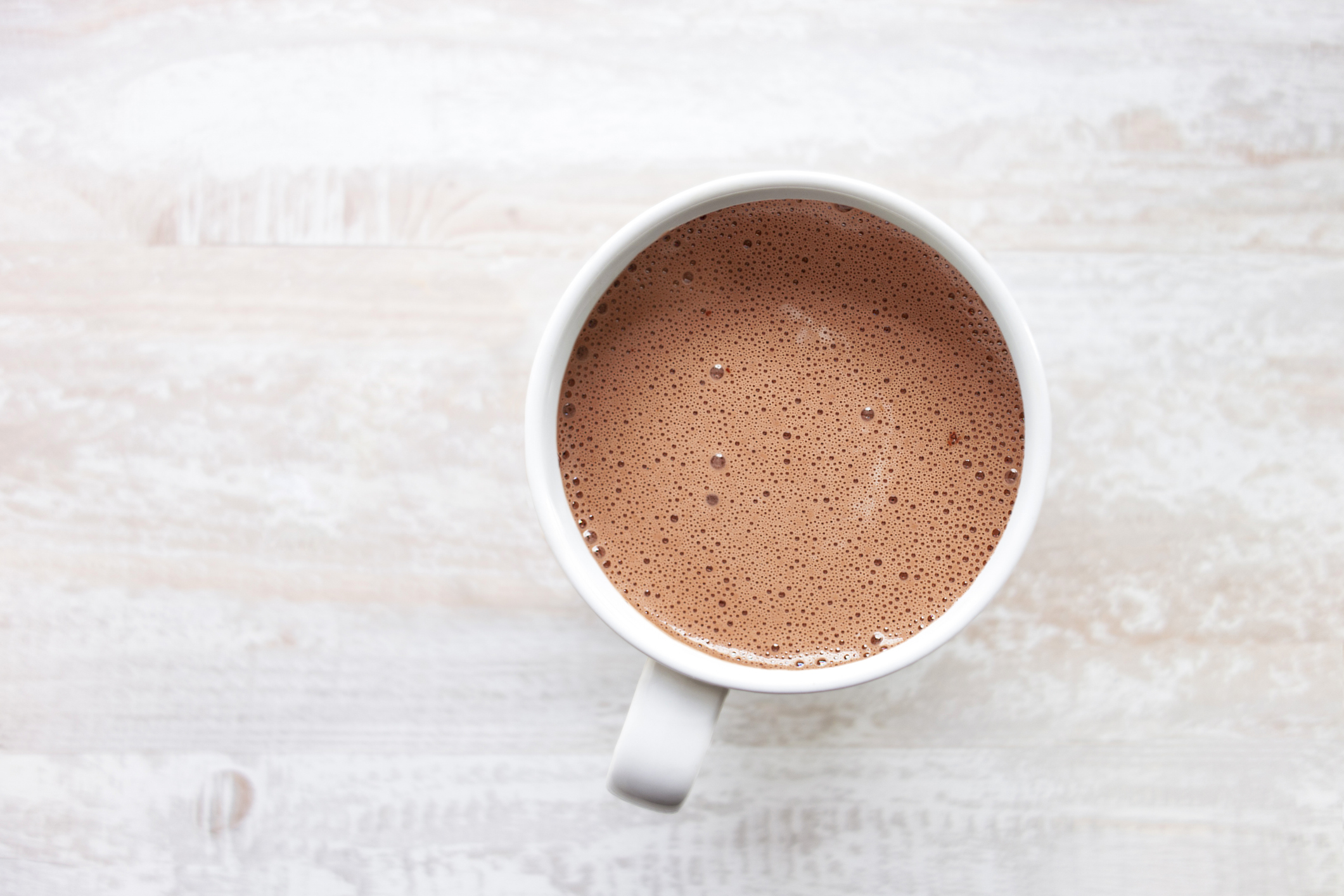 CDATA[
Cada mañana, al prepararse para la escuela, los niños consumen la comida más importante del día: el desayuno. Este puede incluir frutas, cereales, pan o licuados, pero hay un ingrediente que se repite en muchos hogares: un vaso de leche con chocolate en polvo . Aunque puede ser el favorito por su sabor, no todos los productos cumplen lo que declaran. Algunos presentan exceso de azúcares, edulcorantes o etiquetado que puede confundir. A continuación, se explica qué marcas no cumplen con lo que dicen , según el estudio de calidad de la Procuraduría Federal del Consumidor (Profeco) publicado en la Revista del Consumidor de agosto de 2025.
Qué se evaluó en los chocolates en polvo
![
