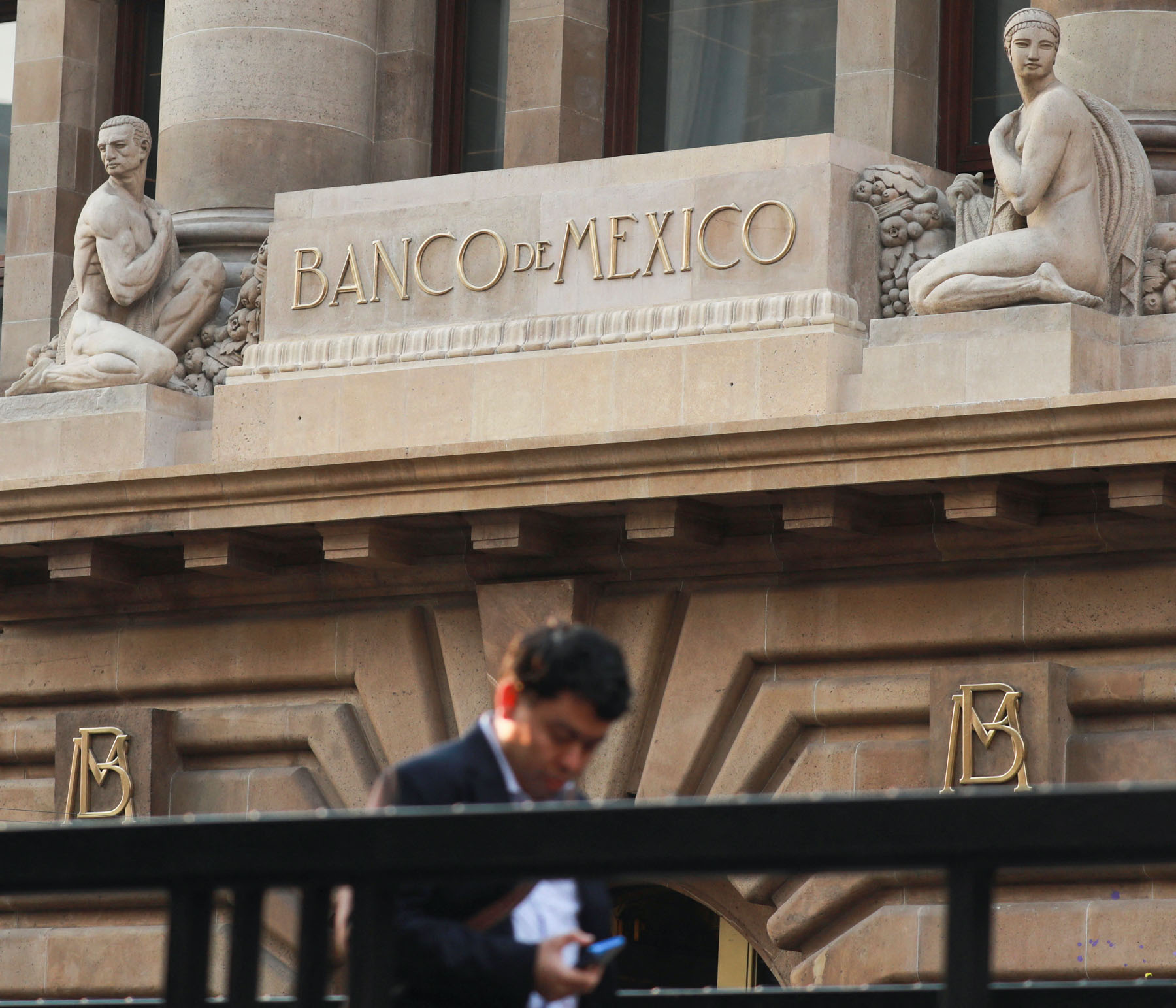 CDATA[
Un menor descenso en los precios y la expectativa de que el Banco de México ( Banxico ) continuará relajando su política monetaria provocaron que los rendimientos de los Certificados de la Tesorería ( Cetes ) tuvieran reducciones en la subasta de valores gubernamentales de esta semana.
¿Qué son los Cetes?
![