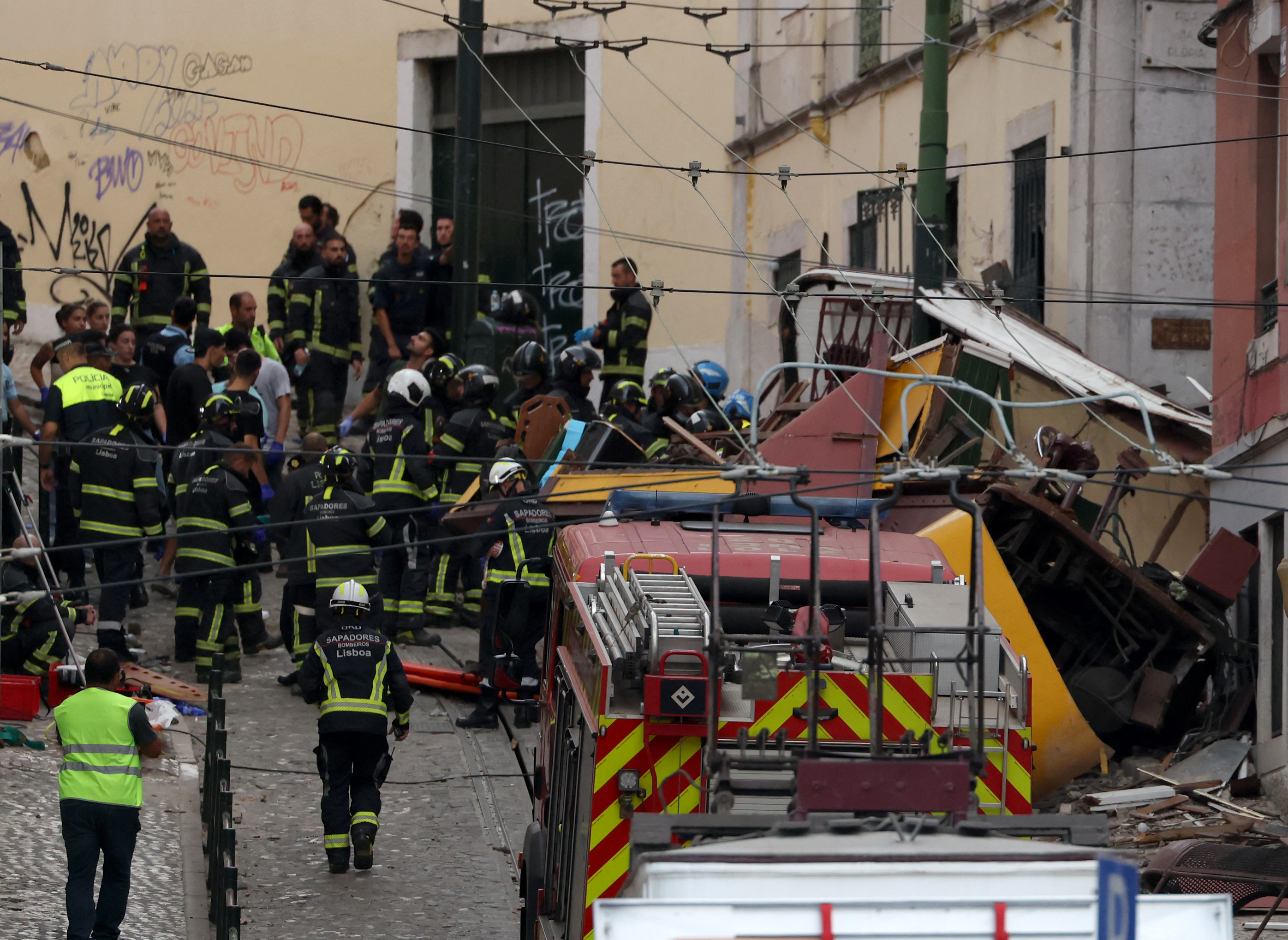 CDATA[
El descarrilamiento de un funicular que recorre uno de los barrios más turísticos de Lisboa dejó al menos 15 muertos y 18 heridos, de los cuales cinco están en estado grave, informó un responsable de los servicios de emergencia.
![