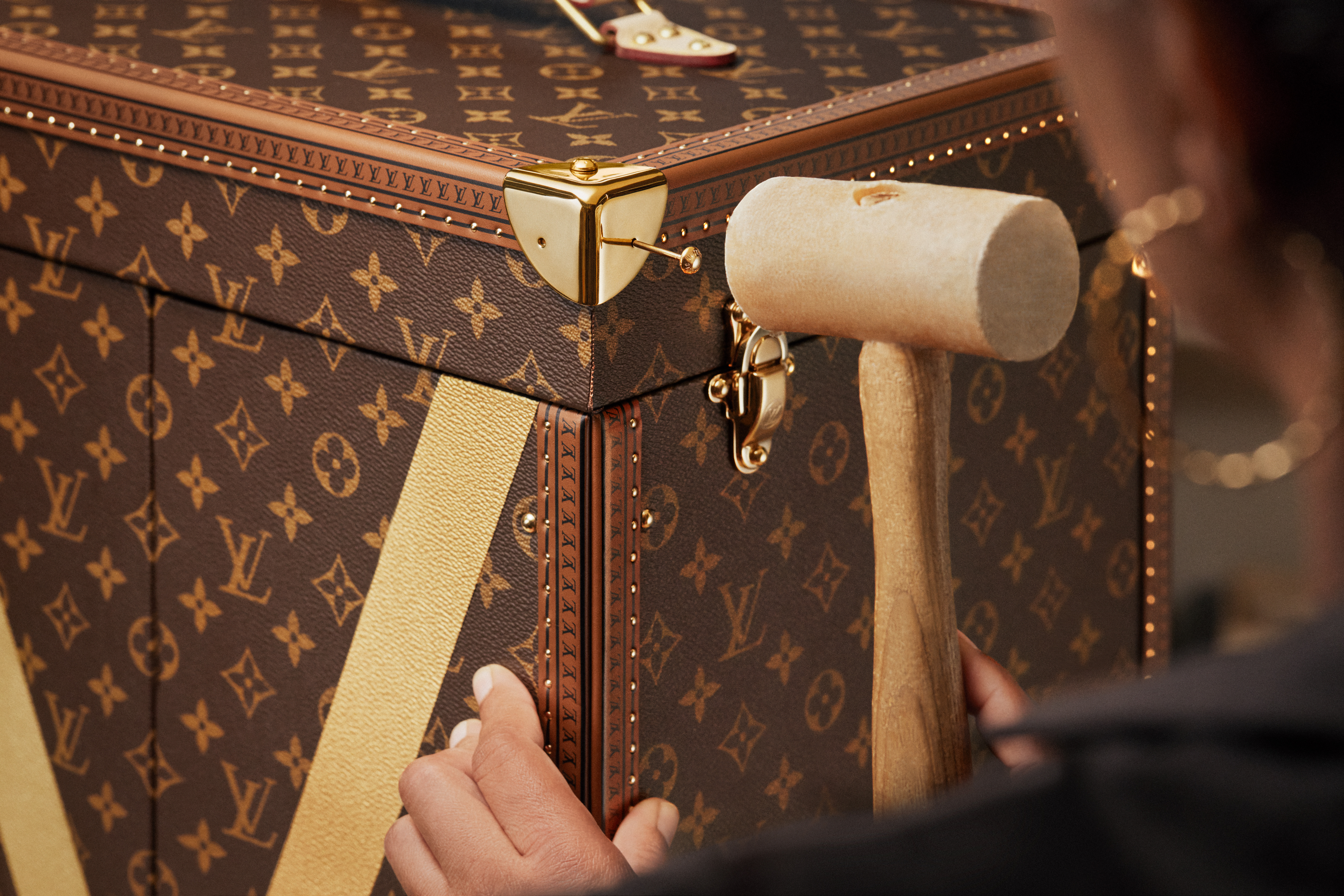 LOUIS-VUITTON_FIFA-WORLD-CUP-2026_TROPHY-TRUNK-SAVOIR-FAIRE-VISUALS15M.jpg