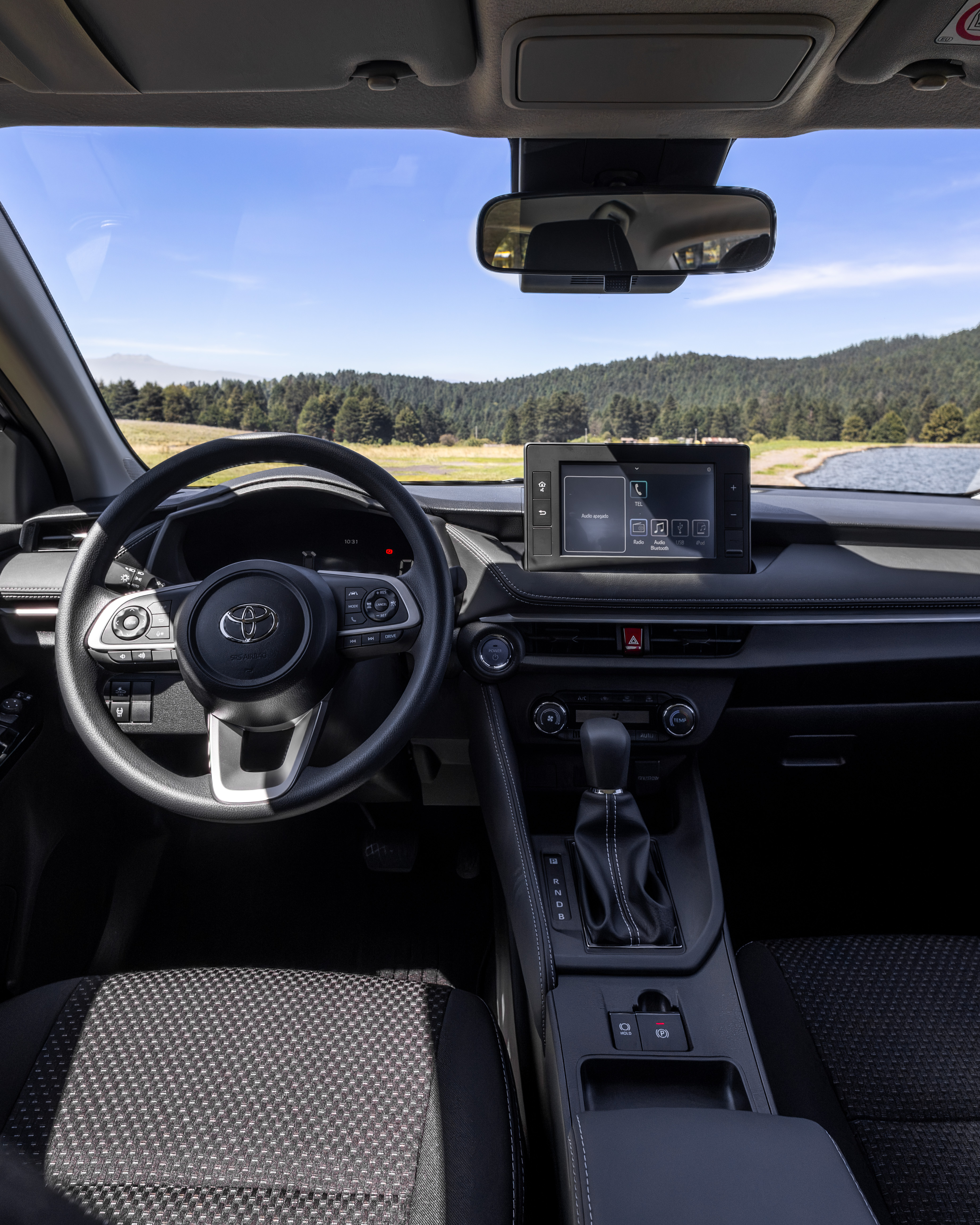 CDATA[
Cuando Toyota descontinuó el Prius C en México, dejó un hueco evidente en su portafolio: el de un híbrido accesible , dirigido al consumidor que buscaba eficiencia sin pagar más de medio millón de pesos. Tres años después, la marca japonesa regresa a ese espacio con el nuevo Yaris Sedán Híbrido 2026 , que llega al mercado mexicano con un precio de 440,000 pesos , casi 70,000 menos que el Prius más asequible en su última generación. El Yaris Sedán híbrido se convierte así en la nueva puerta de entrada al mundo electrificado de Toyota, en un segmento dominado hasta ahora por motores de combustión. Su llegada marca un retorno estratégico a los subcompactos, una categoría clave en ventas que representa cerca del 30% del mercado automotriz nacional. “Celebramos la incorporación de nuestro 12º vehículo híbrido eléctrico (HEV) en México, un paso más en la ampliación de nuestro portafolio de electrificación que permite ofrecer opciones de movilidad sustentable para distintos estilos de vida”, comentó Guillermo Díaz, presidente de Toyota Motor Sales y Lexus de México.
Versiones y precio de Yaris Sedán 2026
![