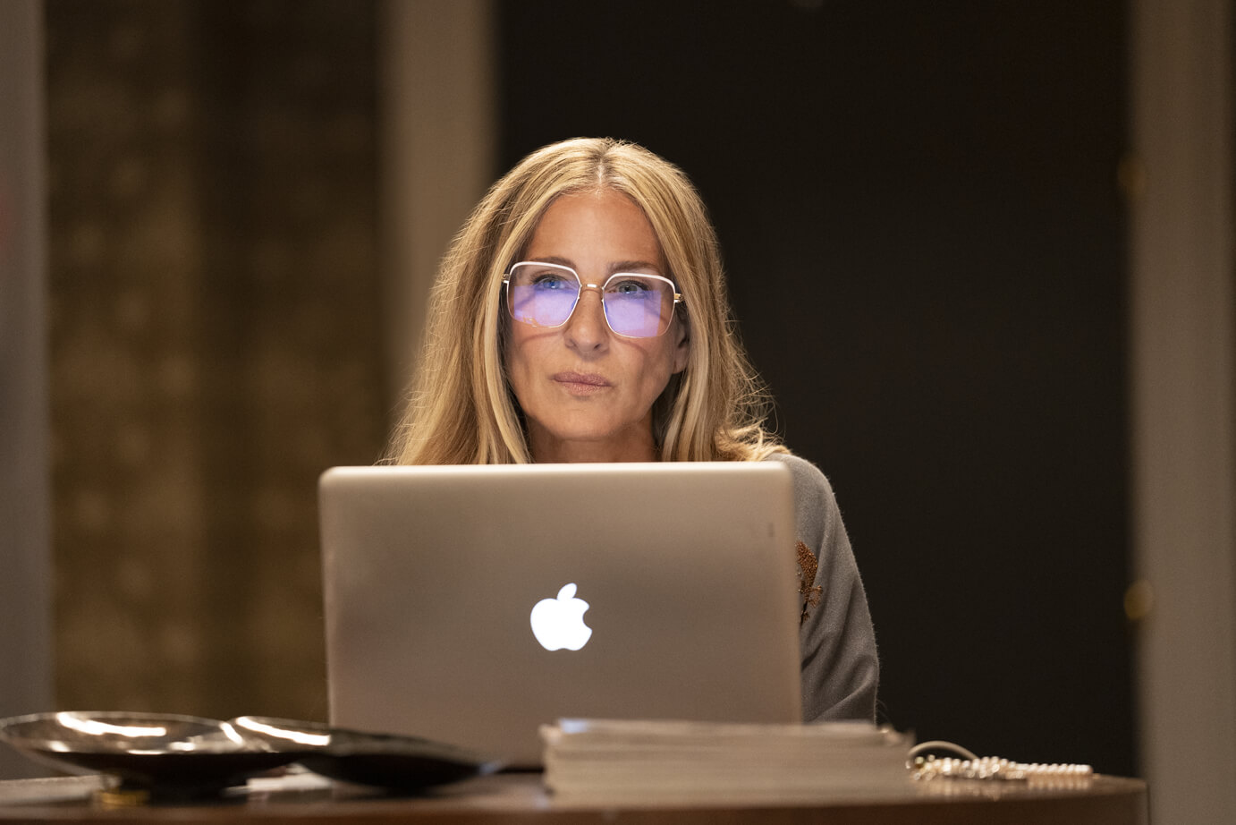 CDATA[
Desde el 9 de diciembre hemos disfrutado de las nuevas aventuras de Carrie Bradshaw ( Sarah Jessica Parker ), Charlotte ( Kristin Davis ) y Miranda ( Cynthia Nixon) . Ya se estrenó el cuarto episodio de And Just Like That y sin riesgo de un imperdonable spoiler , te contamos en exclusiva por qué la producción tomó una inesperada decisión. En el arranque del reboot de Sex and the City , su productor ejecutivo (y director de dos episodios) Michael Patrick King dio un giro total a la (dolorosa, sí hay que escribirlo) historia de amor de Mr. Big ( Chris Noth ) y Carrie , ¡él muere!, algo que dejó en shock a los fans, pero hay una razón poderosa del porqué de este adiós.
Me encantaba la idea de que ‘Carrie’ estuviera sola. Me encanta la idea de la eterna soltera, conocer al amor de su vida y luego perderlo. Y esta vez no es por otra mujer del Upper East Side, sino para la muerte. Y sabía que Sarah Jessica podía interpretar cualquier cosa que escribiera que fuera dramática
![