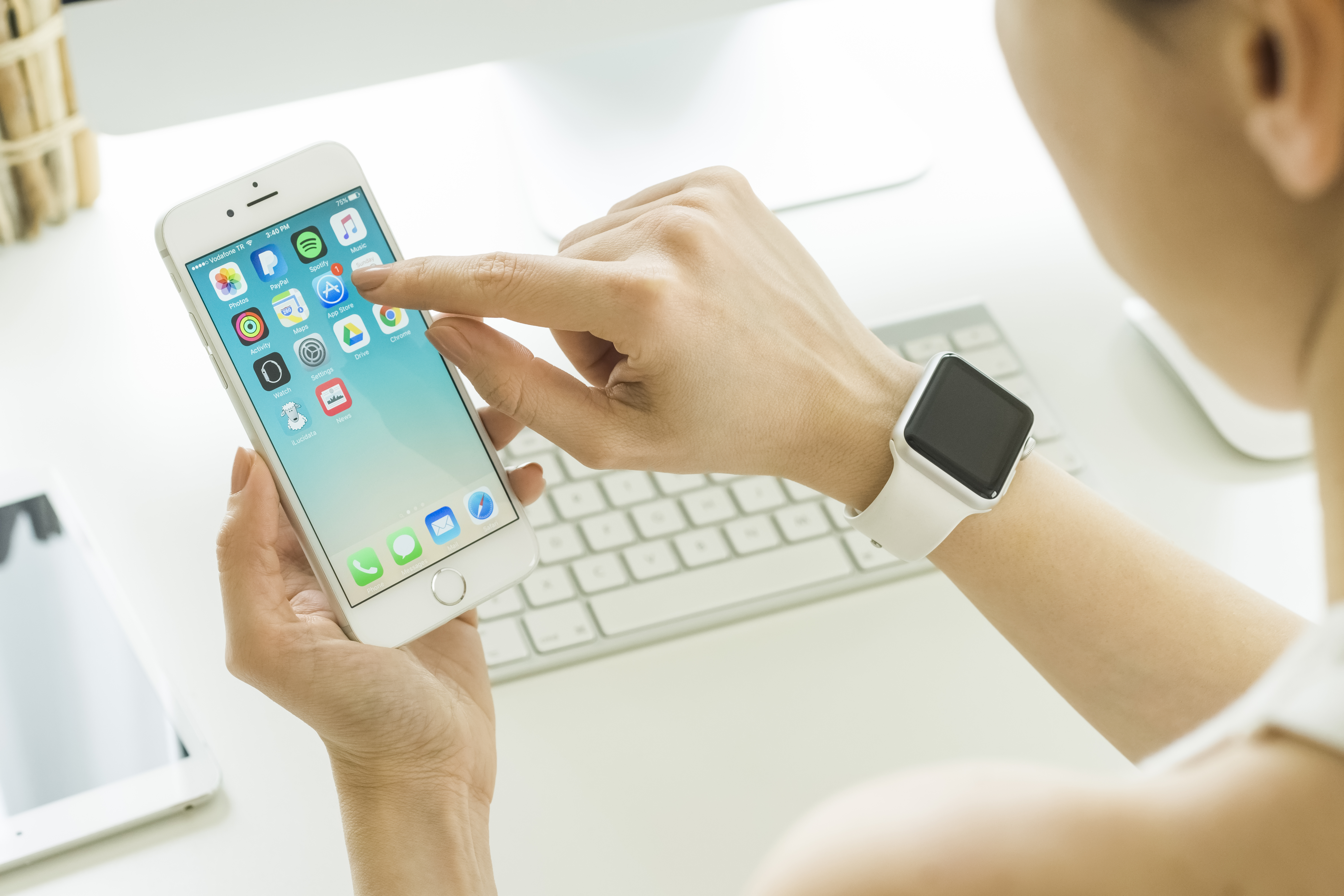 CDATA[
El gigante tecnológico Apple denunció este martes a la empresa de software israelí NSO Group , a la que acusa de haber violado leyes estadounidenses con la venta del programa Pegasus con el que supuestamente accedía de manera ilegal a sus teléfonos iPhone . En la demanda, interpuesta en la corte del distrito norte de California, Apple calificó a NSO Group de «mercenarios amorales del siglo XXI» y consideró que el programa Pegasus es una «maquinaria de cibervigilancia altamente sofisticada que invita al abuso rutinario y flagrante».
![