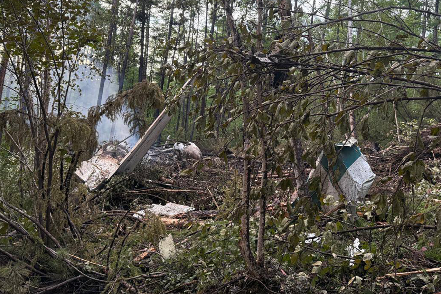CDATA[
Este jueves un avión de línea con aproximadamente 50 personas a bordo se estrelló en la región de Amur, en el extremo oriente de Rusia , y no hubo sobrevivientes, de acuerdo con las autoridades locales. El fuselaje data de tiempos en el que existía la Unión Soviética , con casi 50 años de antigüedad.
Avión de pasajeros cae en Rusia Localizan restos de avión
![