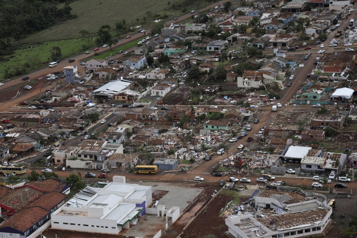 CDATA[
Al menos seis personas murieron y más de 430 resultaron herida s tras el paso de un tornado que arrasó Rio Bonito do Iguaçu, una pequeña ciudad de 14,000 habitantes en el estado de Paraná, en el sur de Brasil , según reportó la agencia AFP.
![
