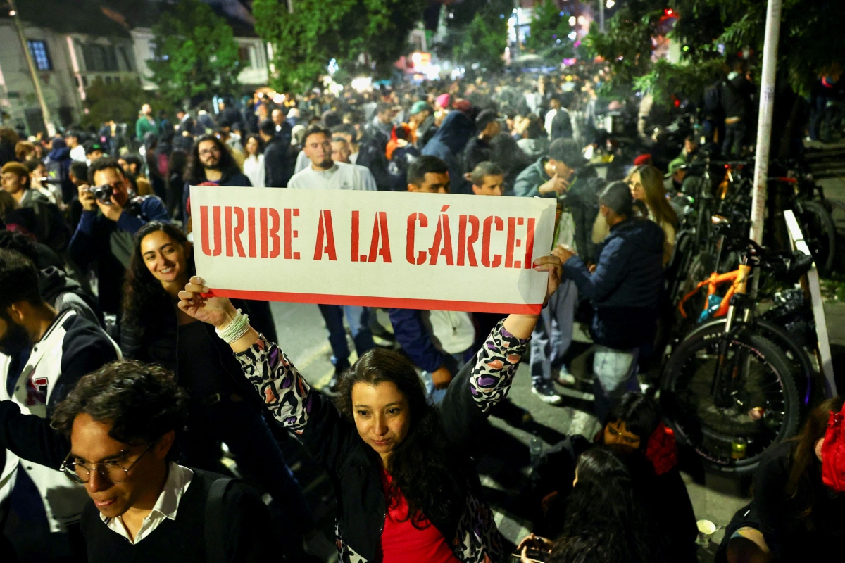 CDATA[
Una juez condenó el viernes al expresidente colombiano Álvaro Uribe a 12 años de prisión por los delitos de fraude procesal y soborno en actuación penal y ordenó su detención domiciliaria en un caso de manipulación de testigos, convirtiéndolo en el primer exmandatario sentenciado en la historia del país.
![