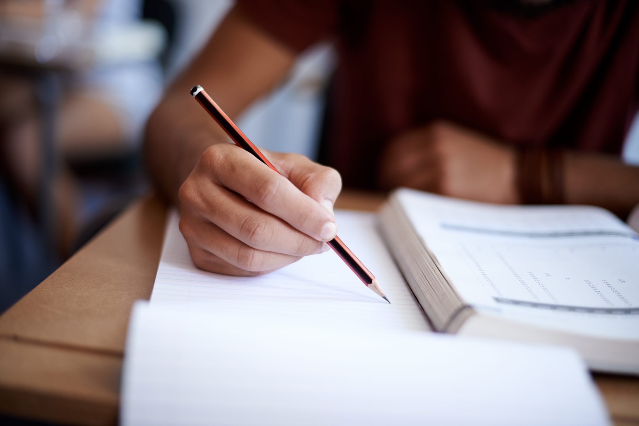 CDATA[
El regreso a clases se acerca y tanto estudiantes como jefes de familia ya se encuentran buscando opciones de mejor calidad en los útiles escolares. Entre los artículos indispensables, los cuadernos ocupan un lugar clave, pues son parte fundamental en la organización diaria de las actividades escolares. Para ayudar a tomar decisiones informadas, la Procuraduría Federal del Consumidor (Profeco) realizó un estudio de calidad publicado en la Revista del Consumidor de agosto 2025 . En él, se evaluaron más de 20 modelos de cuadernos escolares para determinar cuáles ofrecen el mejor desempeño.
Qué se evaluó en los cuadernos
![