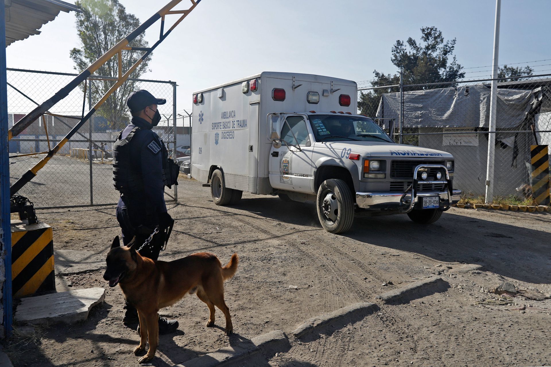 El cadáver de un bebé es hallado entre la basura de un penal en Puebla