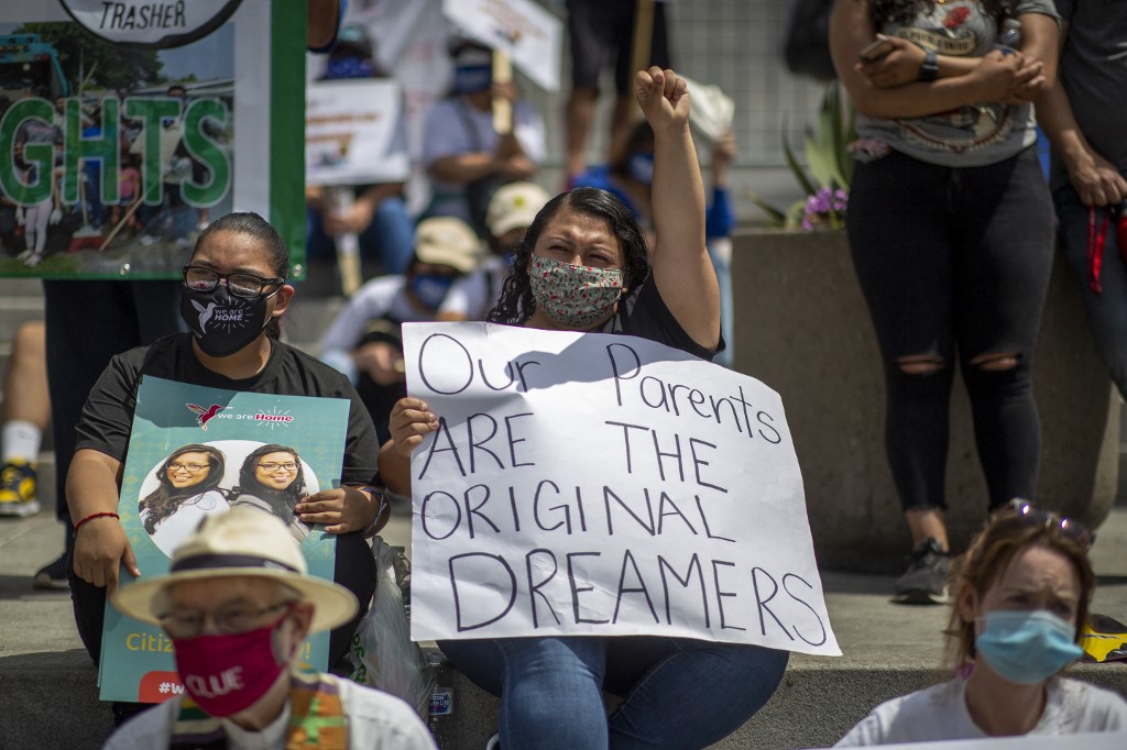 Un nuevo golpe a los dreamers: un juez suspende las nuevas solicitudes a DACA - Vimarsana News