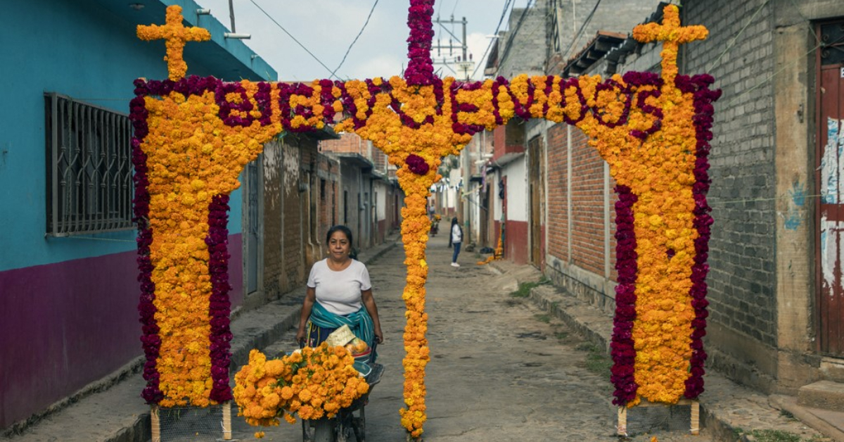 CDATA[
El Día de Muertos es una de las festividades más coloridas, emblemáticas y que distinguen a los mexicanos a nivel mundial. Sin embargo, mantener esta tradición representa un gasto adicional para las familias que desean honrar a sus seres queridos. En 2025 la festividad caerá en fin de semana, lo que puede incidir en las celebraciones, a las que se suma Halloween
Día de Muertos en la era digital Inversión de empresas en tecnología
![
